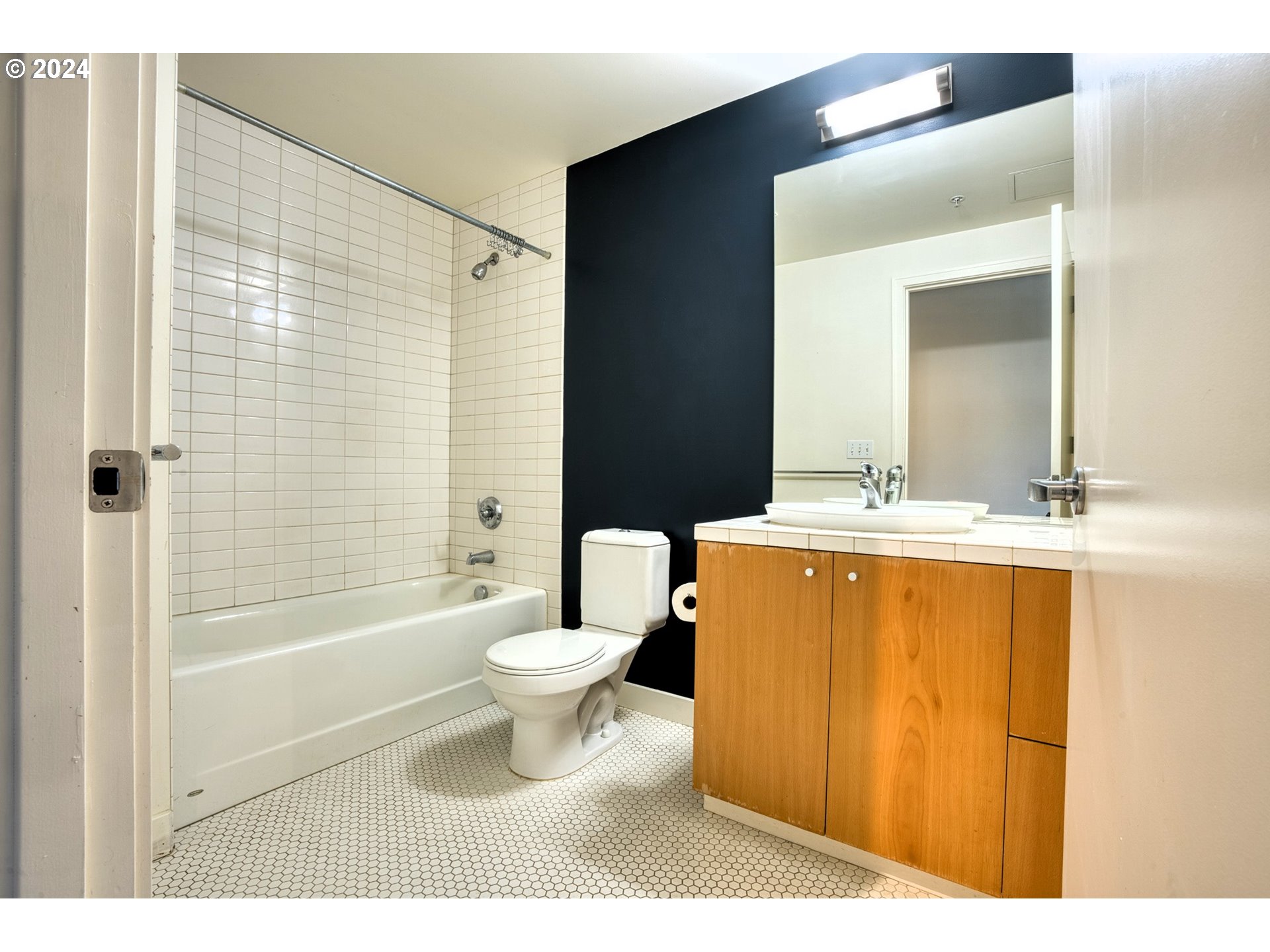 Photo #5: 24081535 Listing 