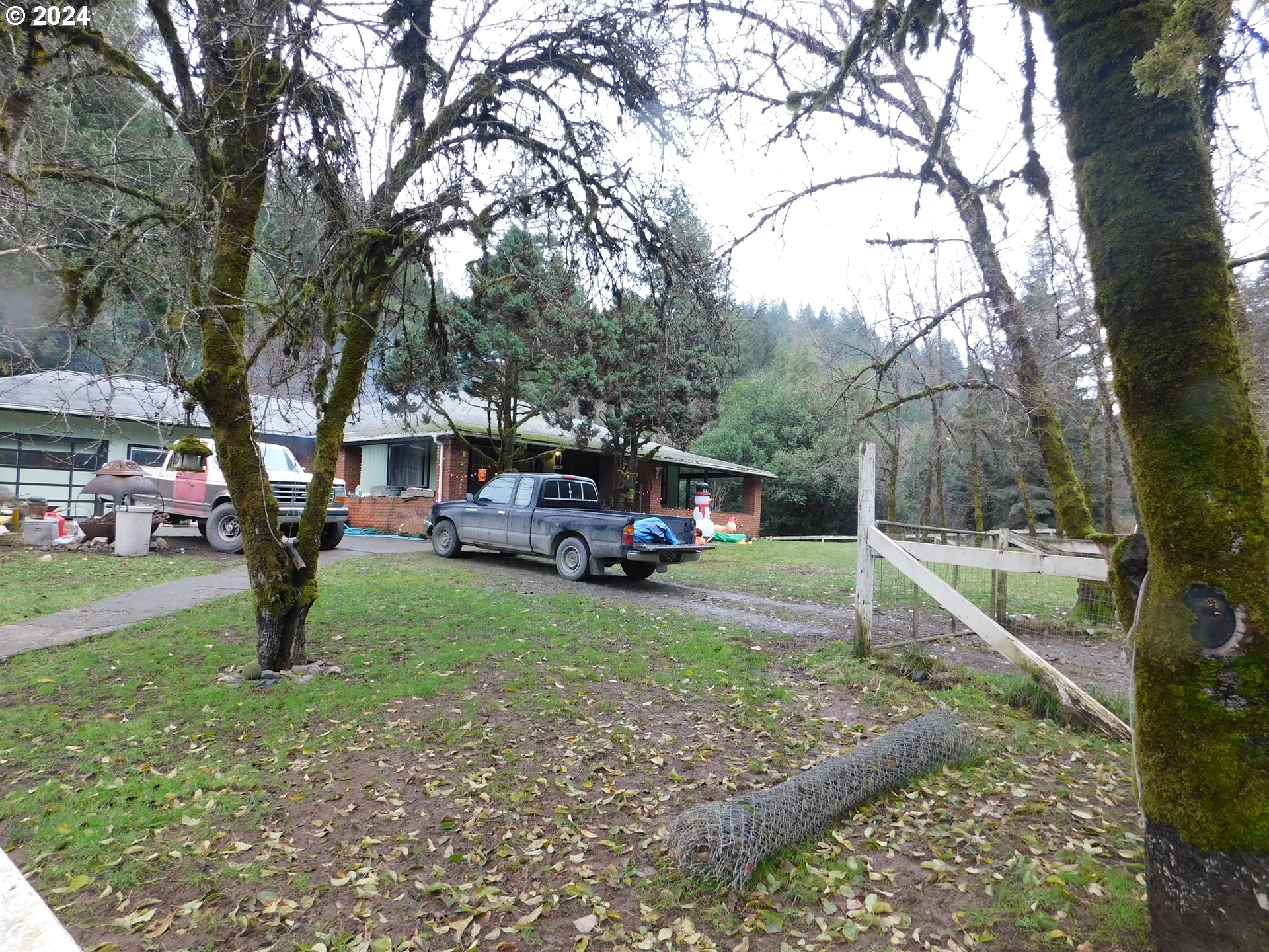 Photo of 48368/43638 DEMENT CREEK RD Broadbent OR 97414