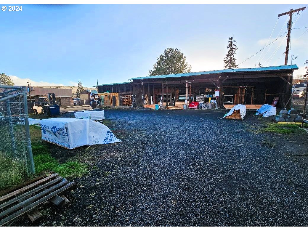 Photo of 404 DESCHUTES AVE Maupin OR 97037