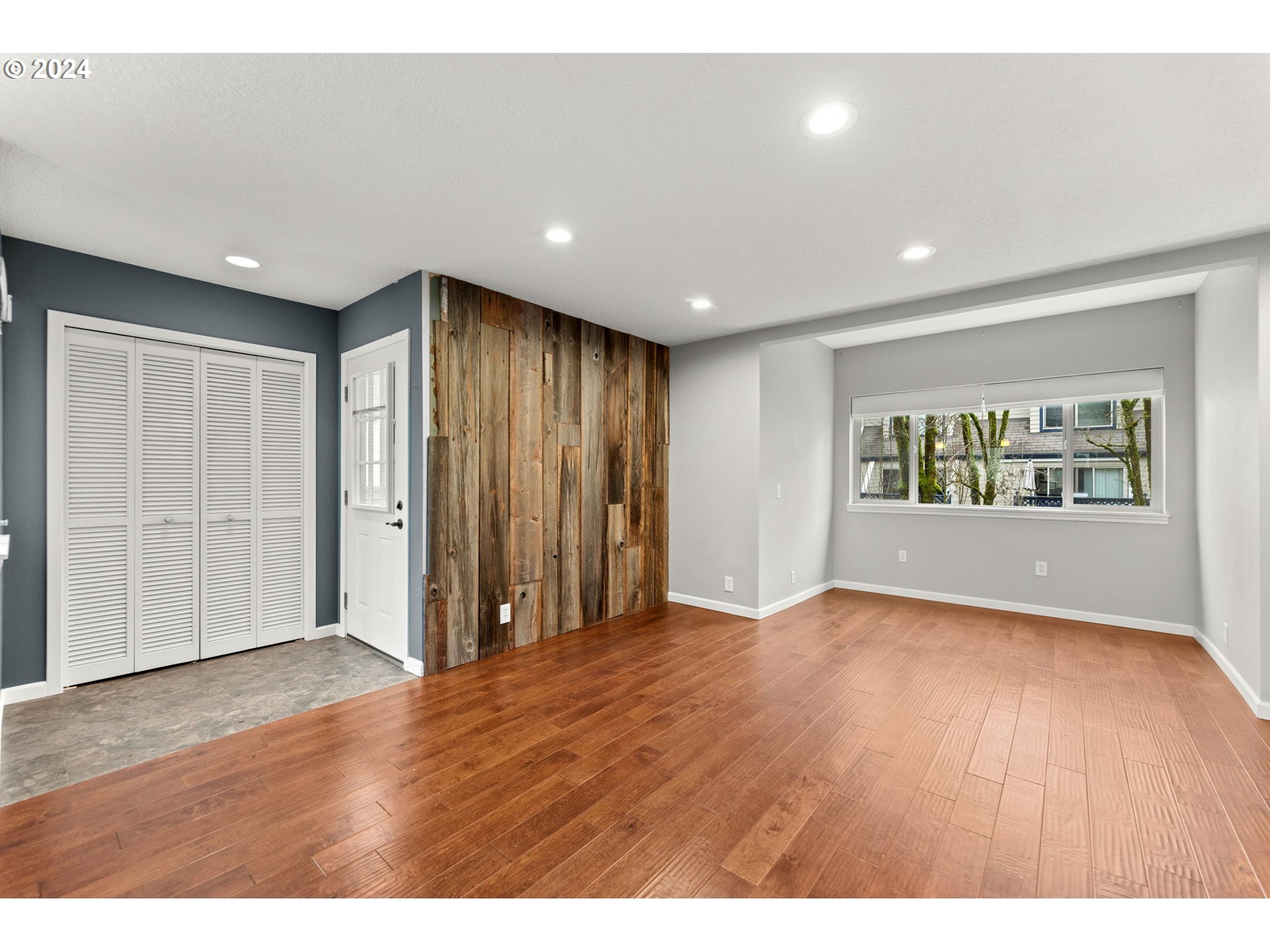 Photo #2: 24103760 Listing 