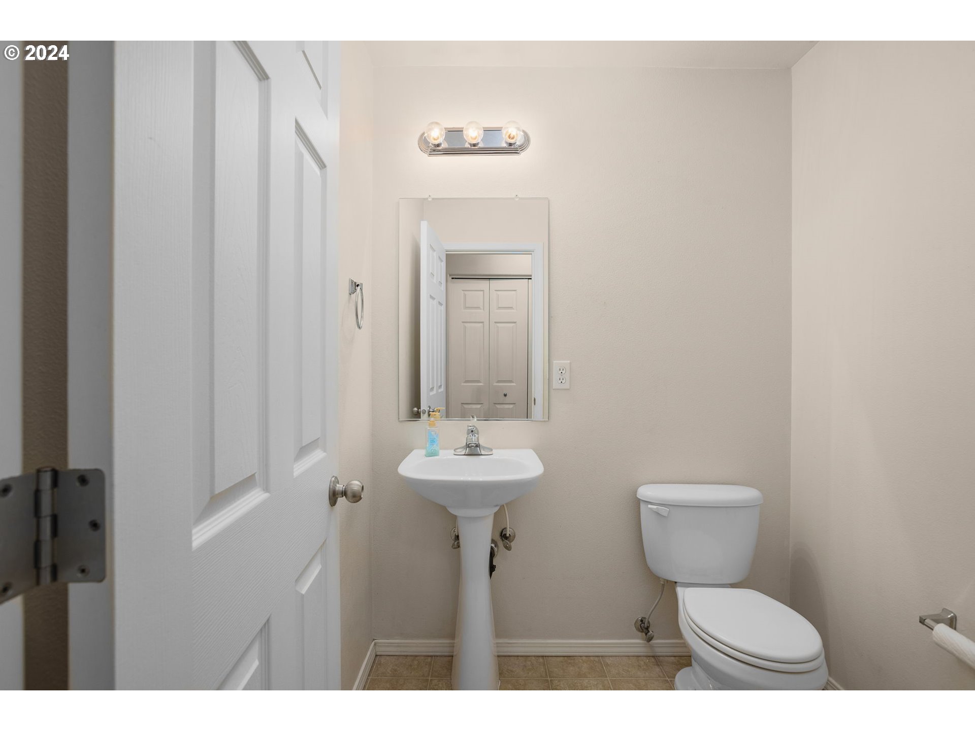 Photo #5: 24126554 Listing 