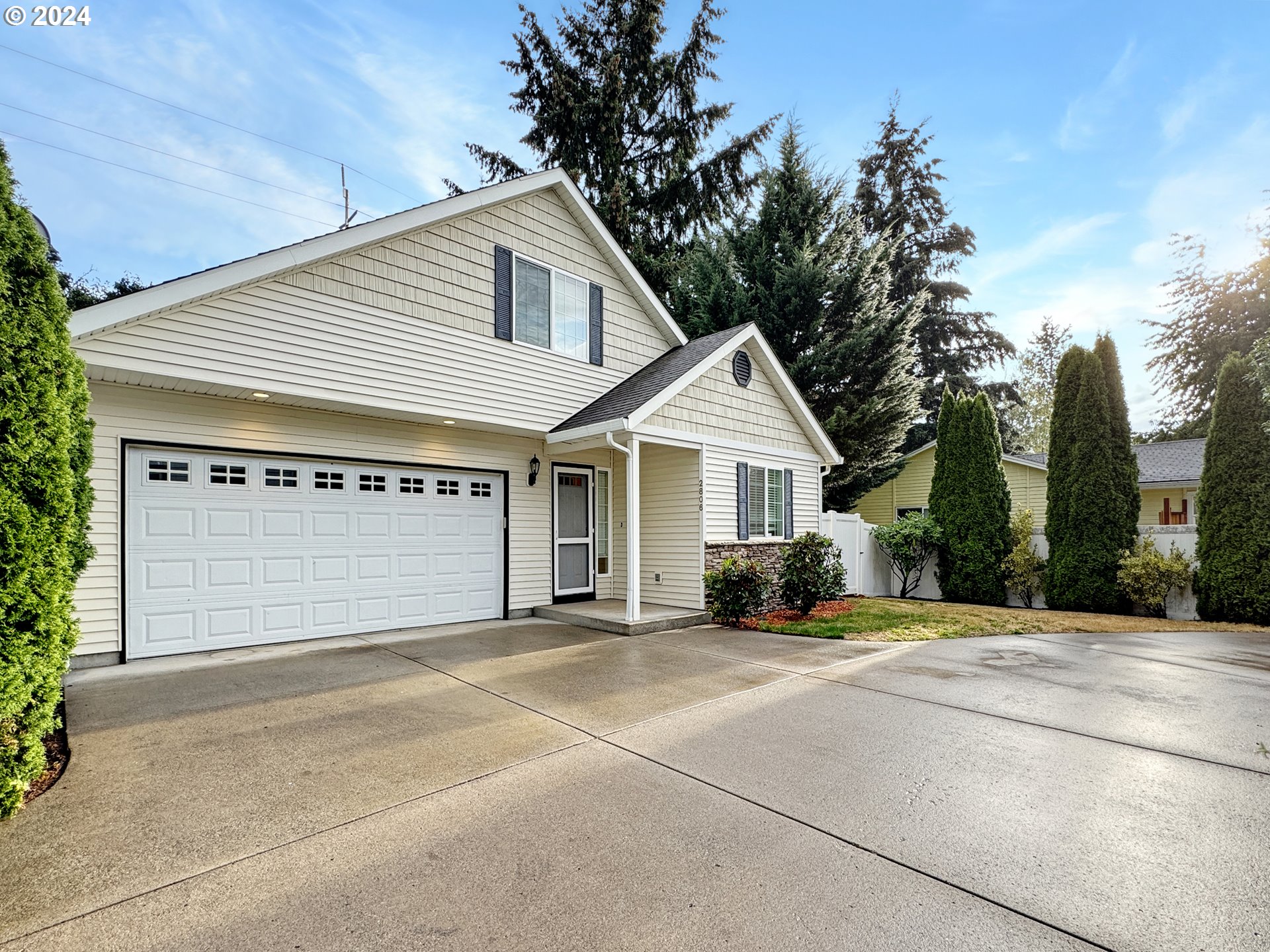 Charming 3-bedroom, 2.5-bathroom home with 1.5 levels, featuring brand new carpet and fresh paint throughout. The main floor boasts a spacious kitchen and family room, perfect for entertaining. The primary bedroom is conveniently located on the main floor and includes a large walk-in closet. Enjoy easy maintenance with vinyl siding. The private backyard offers a covered patio, ideal for outdoor relaxation. Situated on a good-sized lot in Vancouver, this home provides comfort, convenience, and a welcoming atmosphere. Ready to move in and make your own!