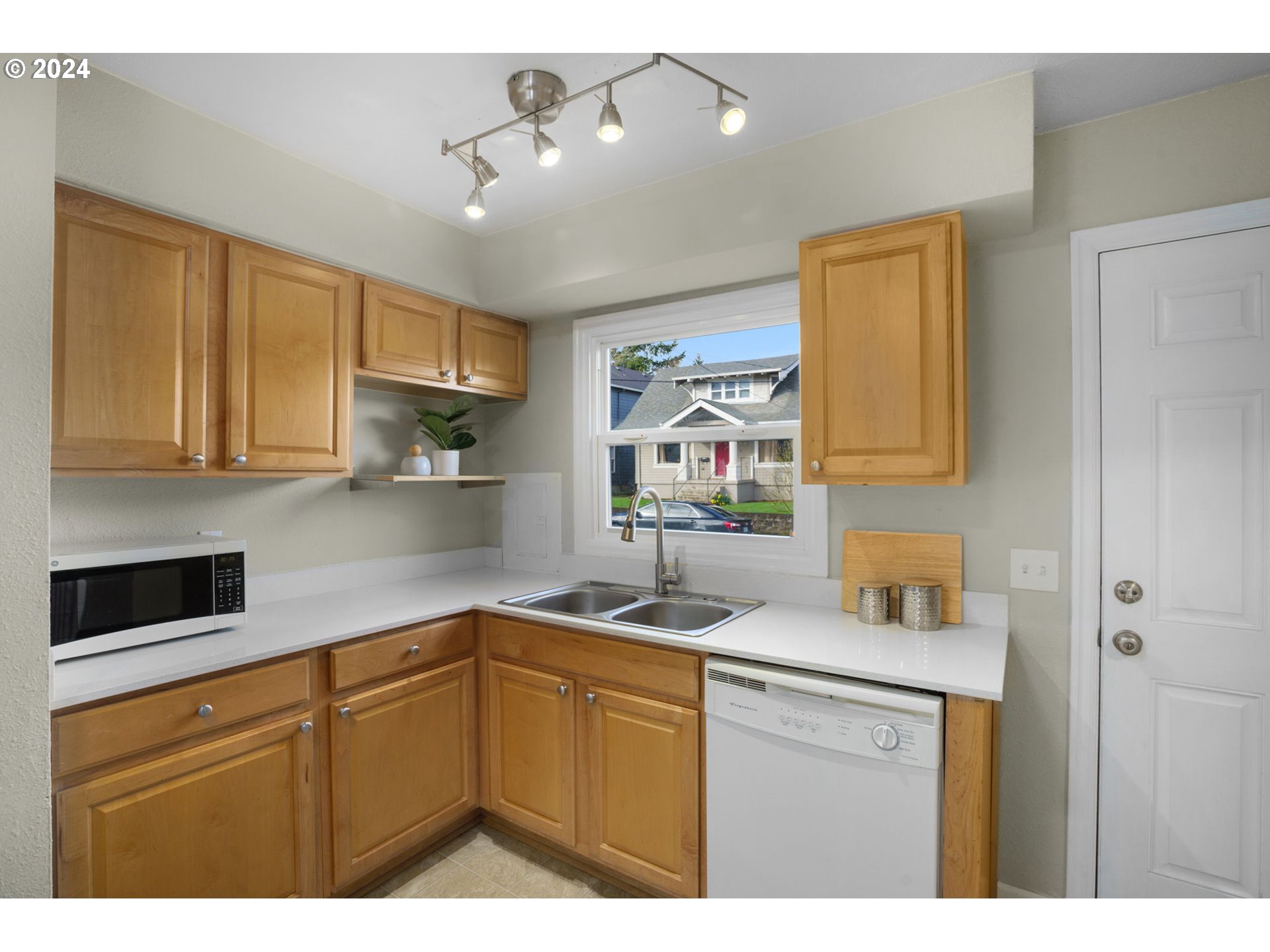 Photo #4: 24127969 Listing 