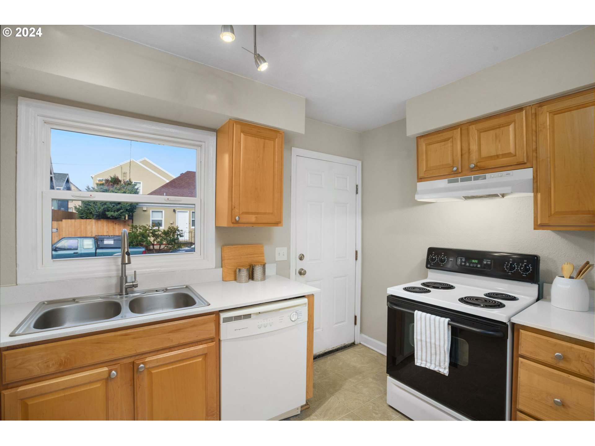 Photo #5: 24127969 Listing 