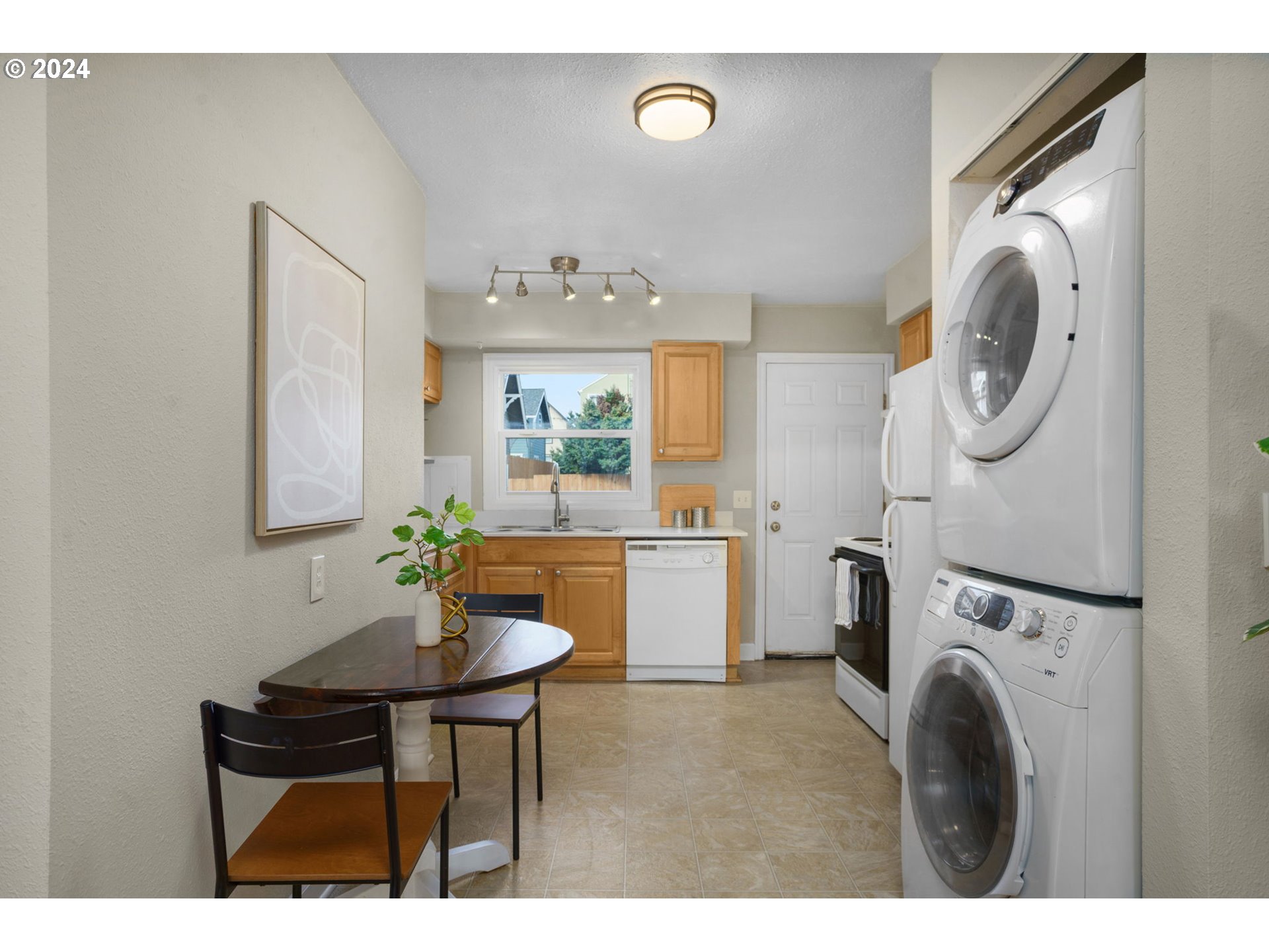 Photo #3: 24127969 Listing 