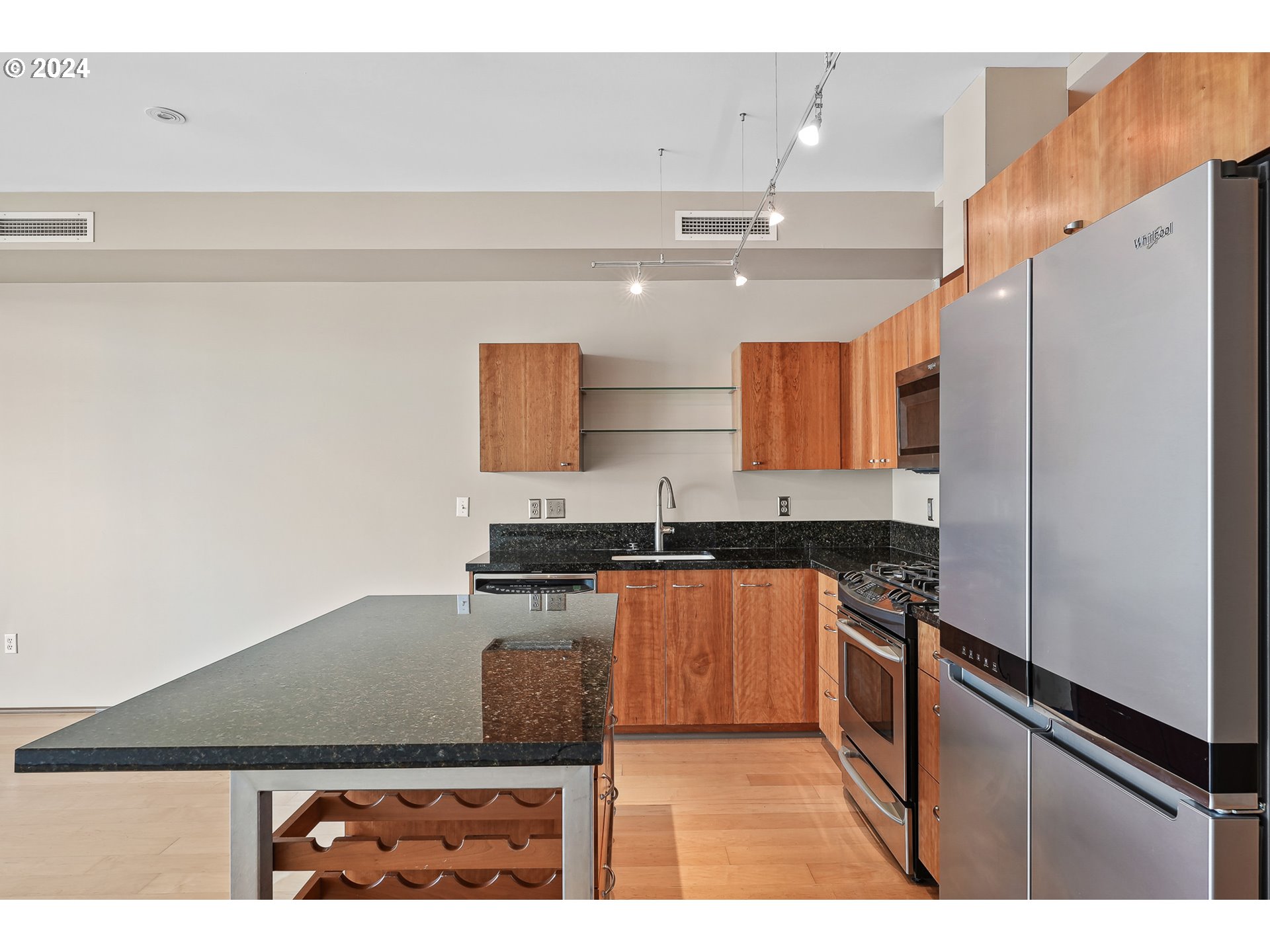 Photo #2: 24137319 Listing 