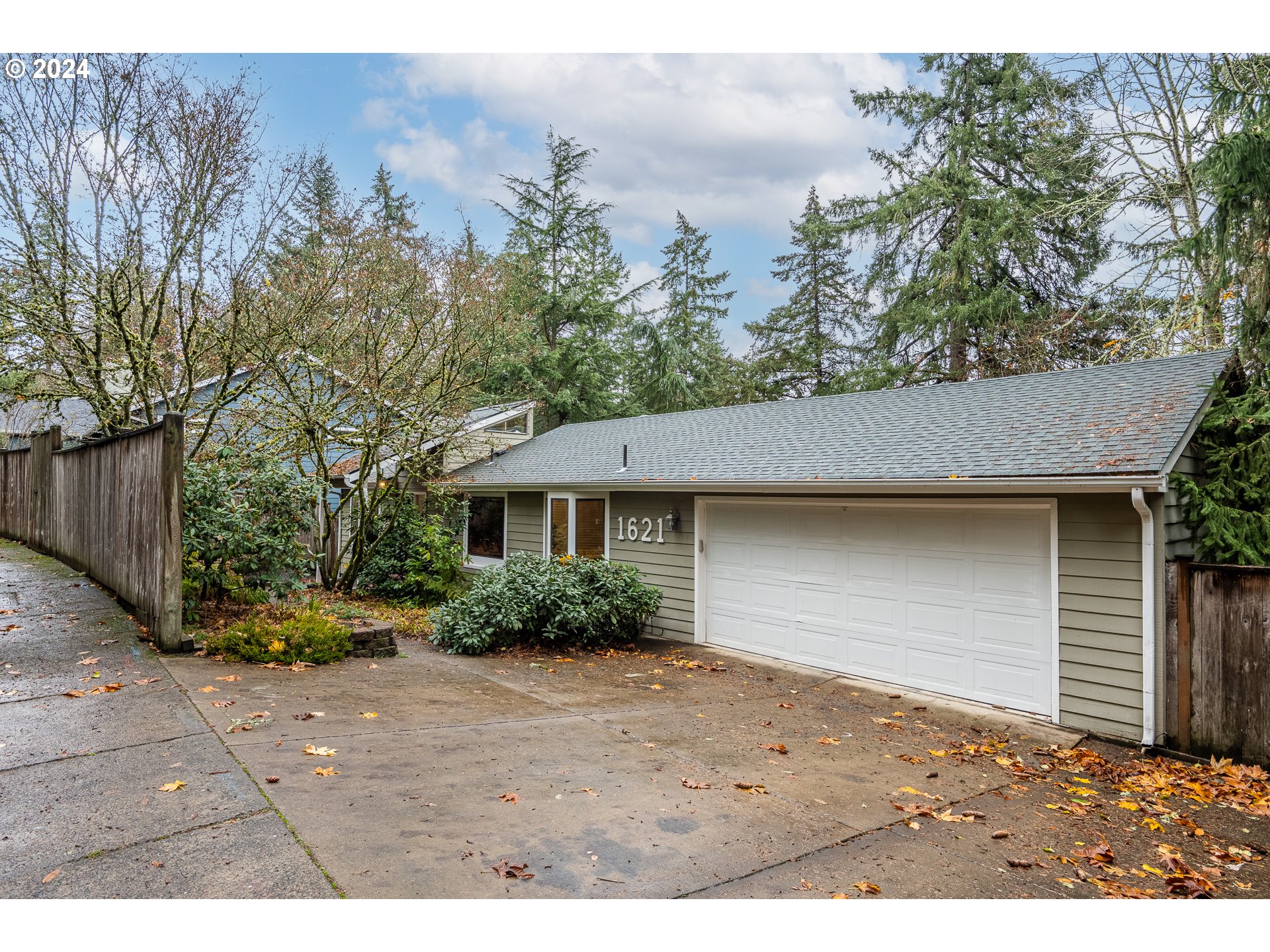 Photo of 1621 FIRCREST DR Eugene OR 97403