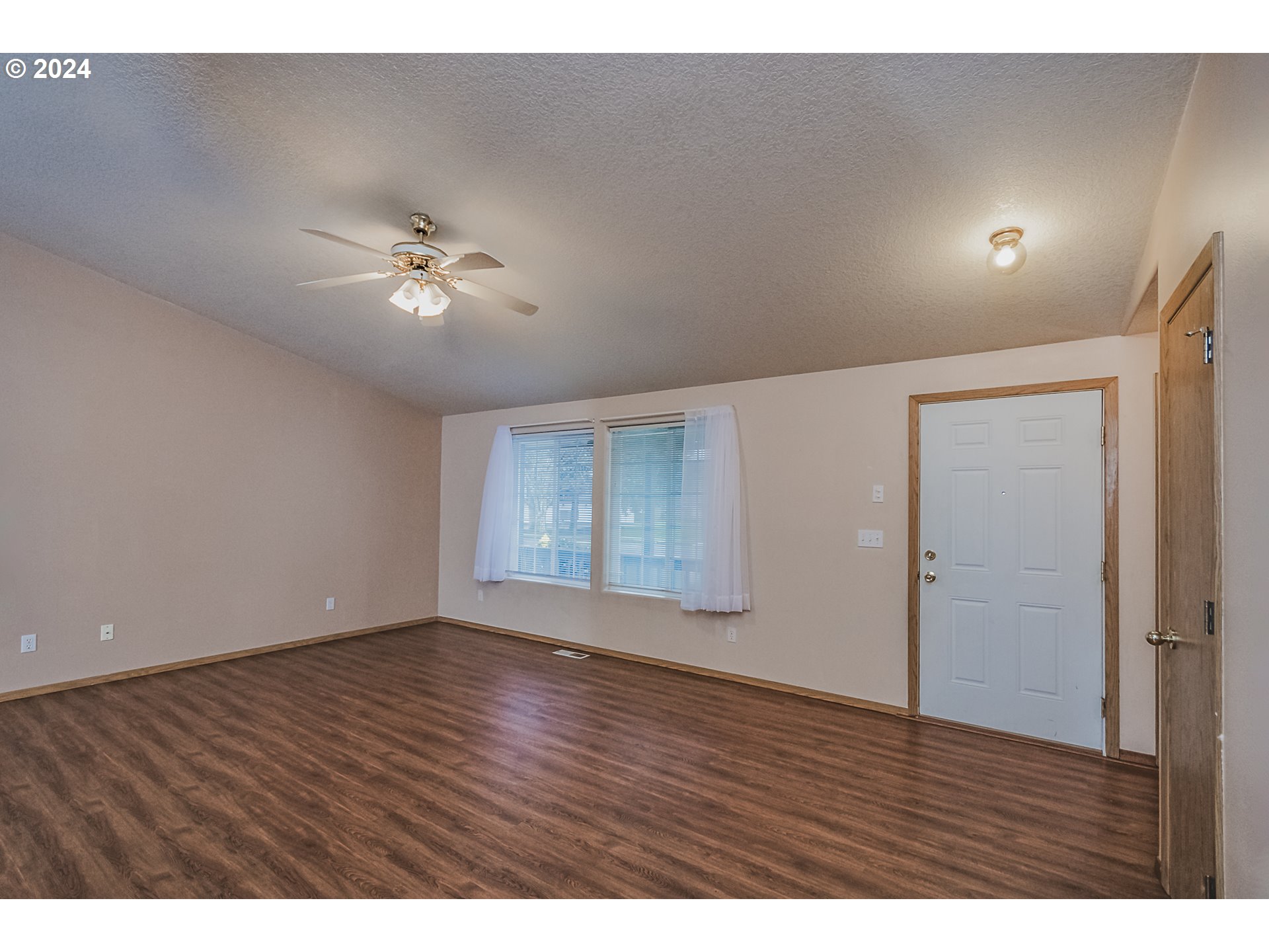 Photo #5: 24147315 Listing 