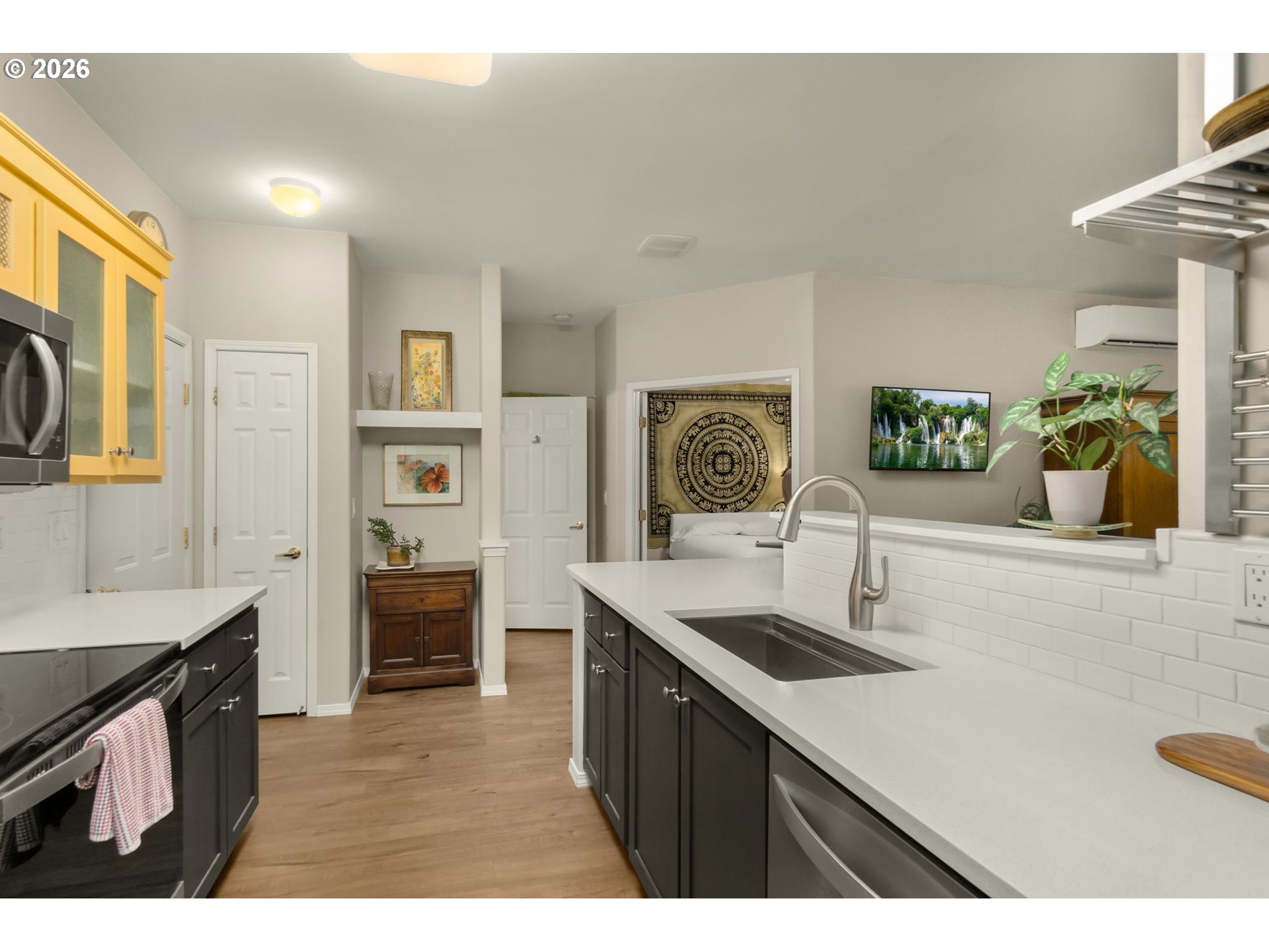 Photo #5: 241494212 Listing: Photo #5