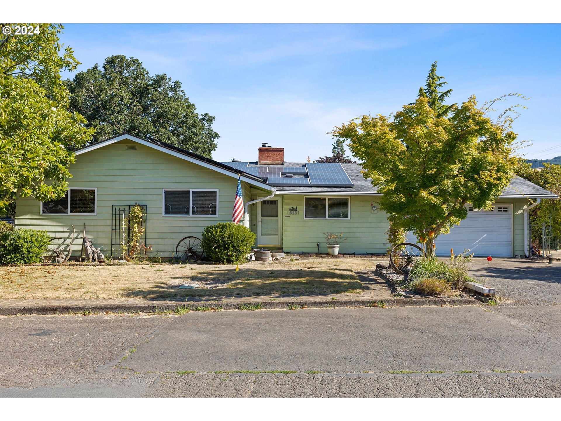 Photo of 613 SUNSET CT Newberg OR 97132