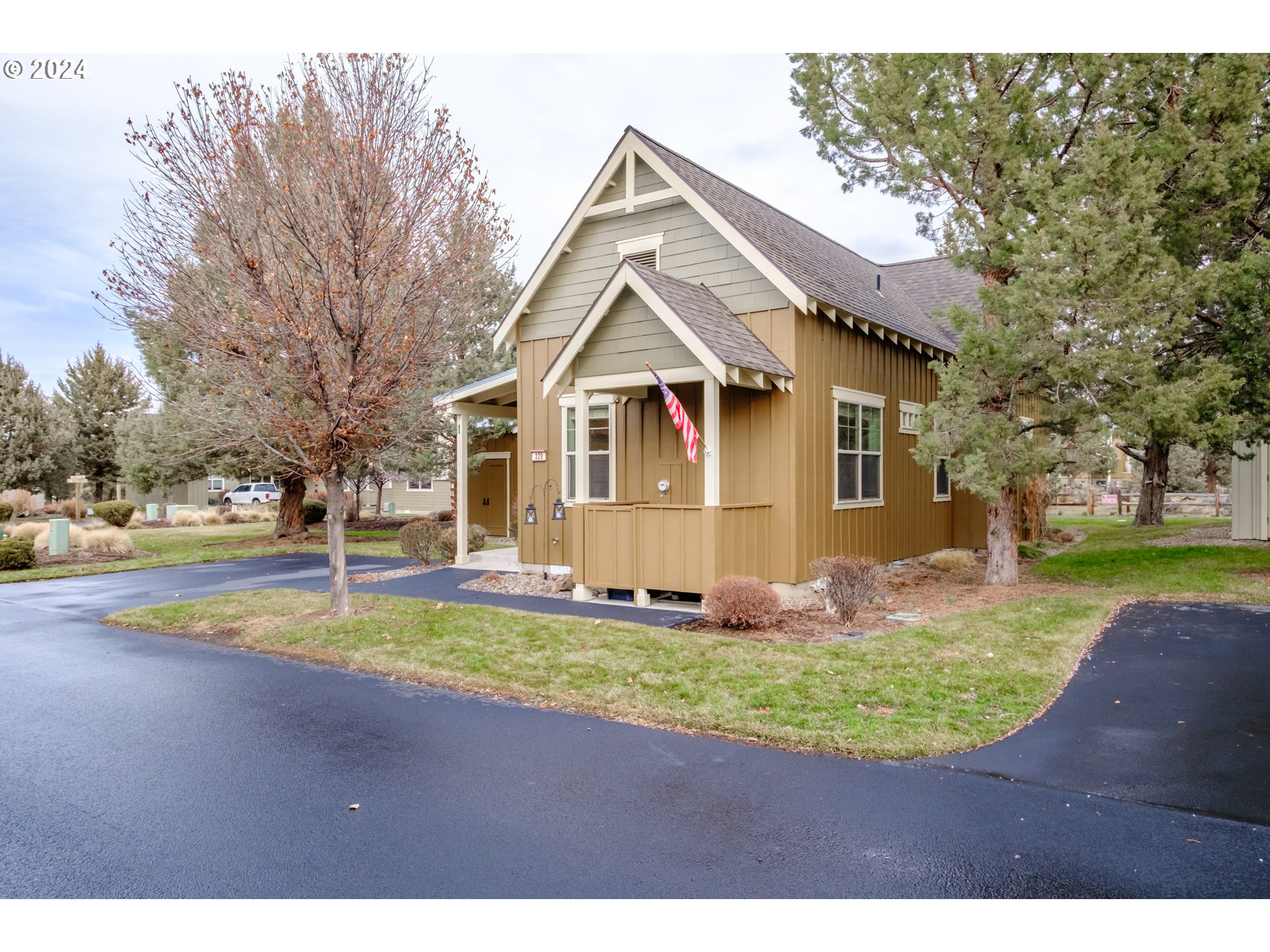 Photo of 320 SPLIT RAIL LN Redmond OR 97756