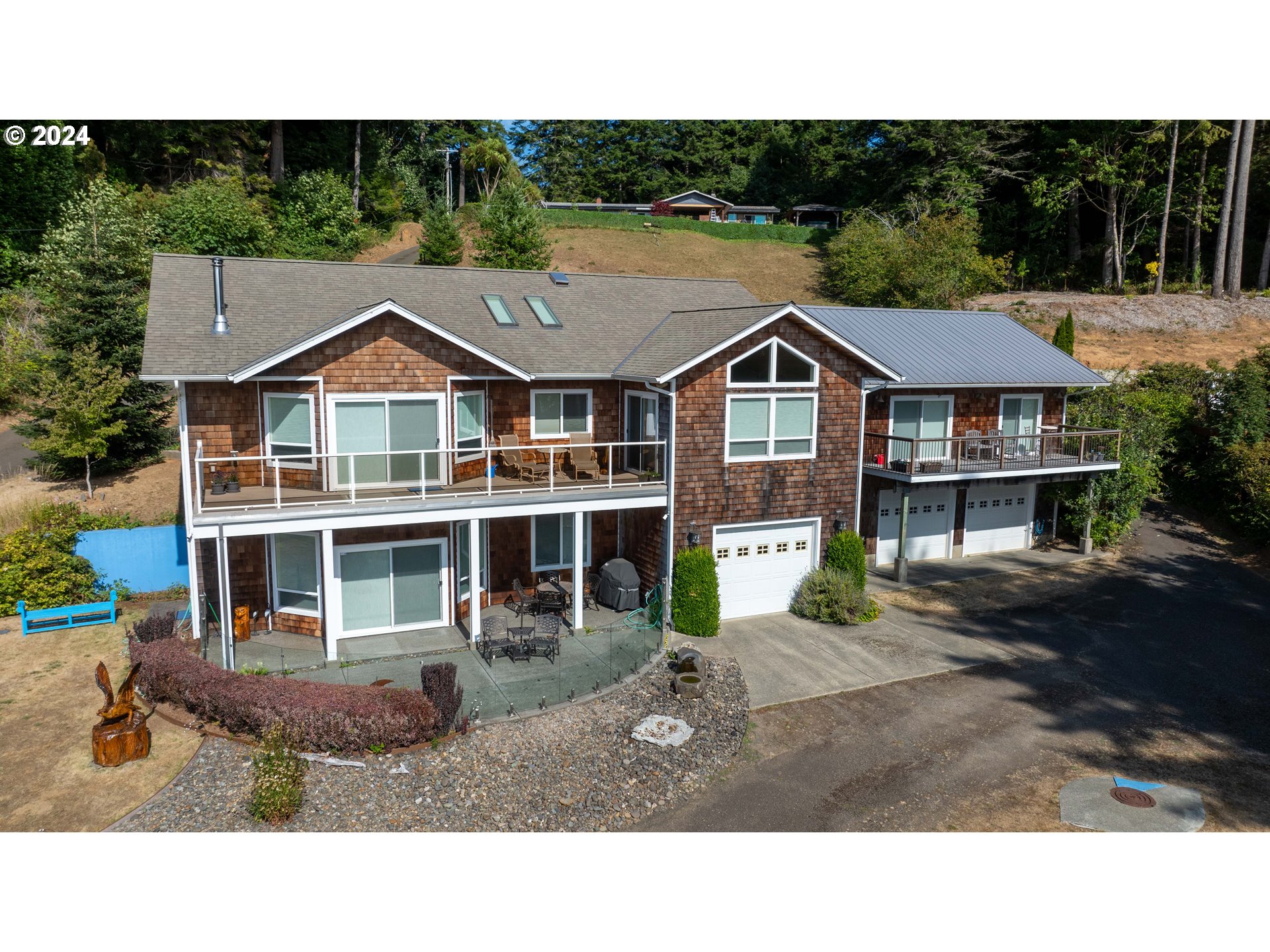 Photo of 93860/93862 MCCLURG LN North Bend OR 97459