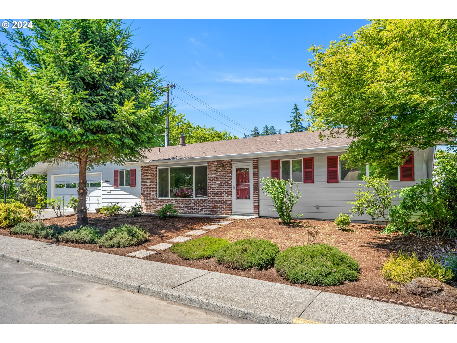 View main image for listing located at: 16855 SW Queen Anne Ave