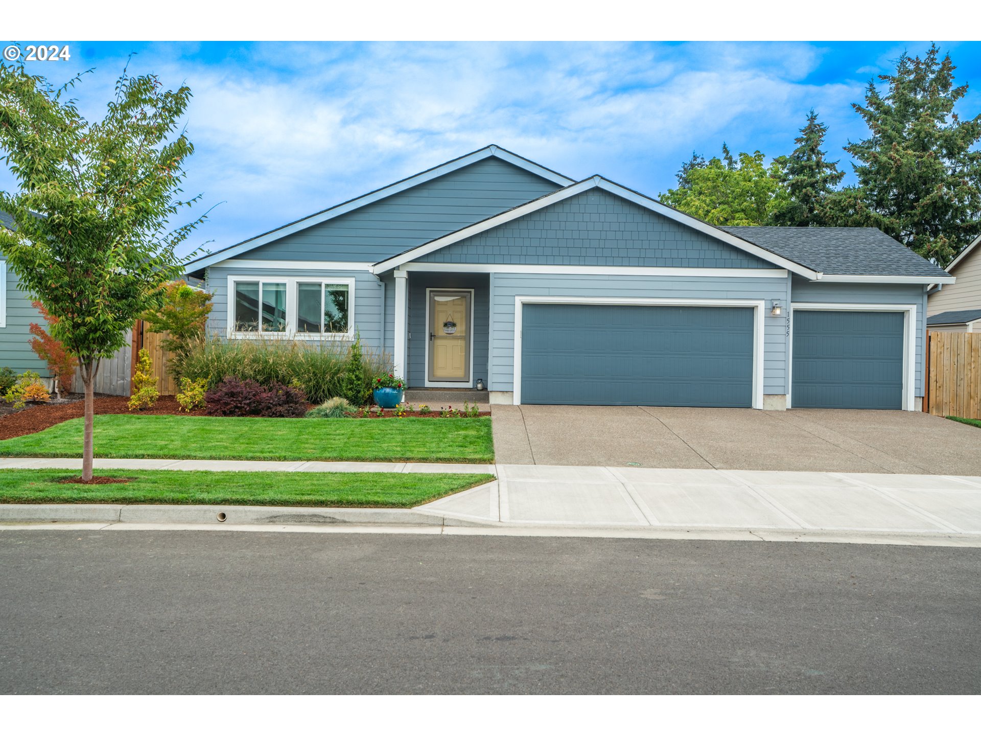 Photo of 1555 DESANTIS DR Woodburn OR 97071