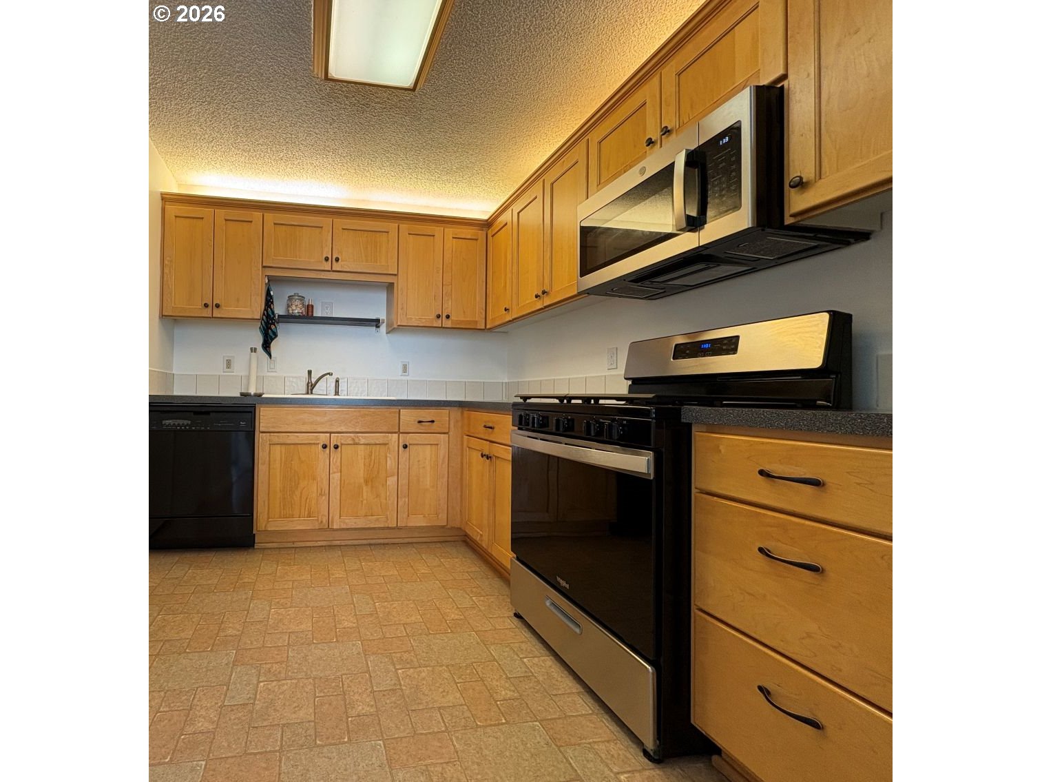 Photo #6: 242041806 Listing: Photo #6