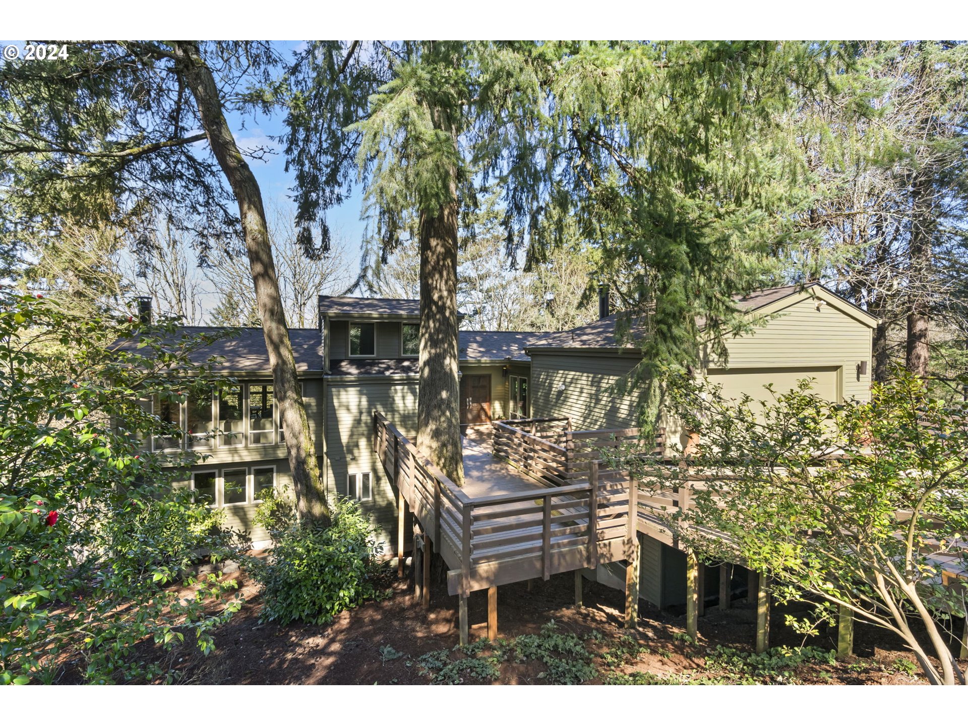 Photo of 17720 OVERLOOK CIR Lake Oswego OR 97034