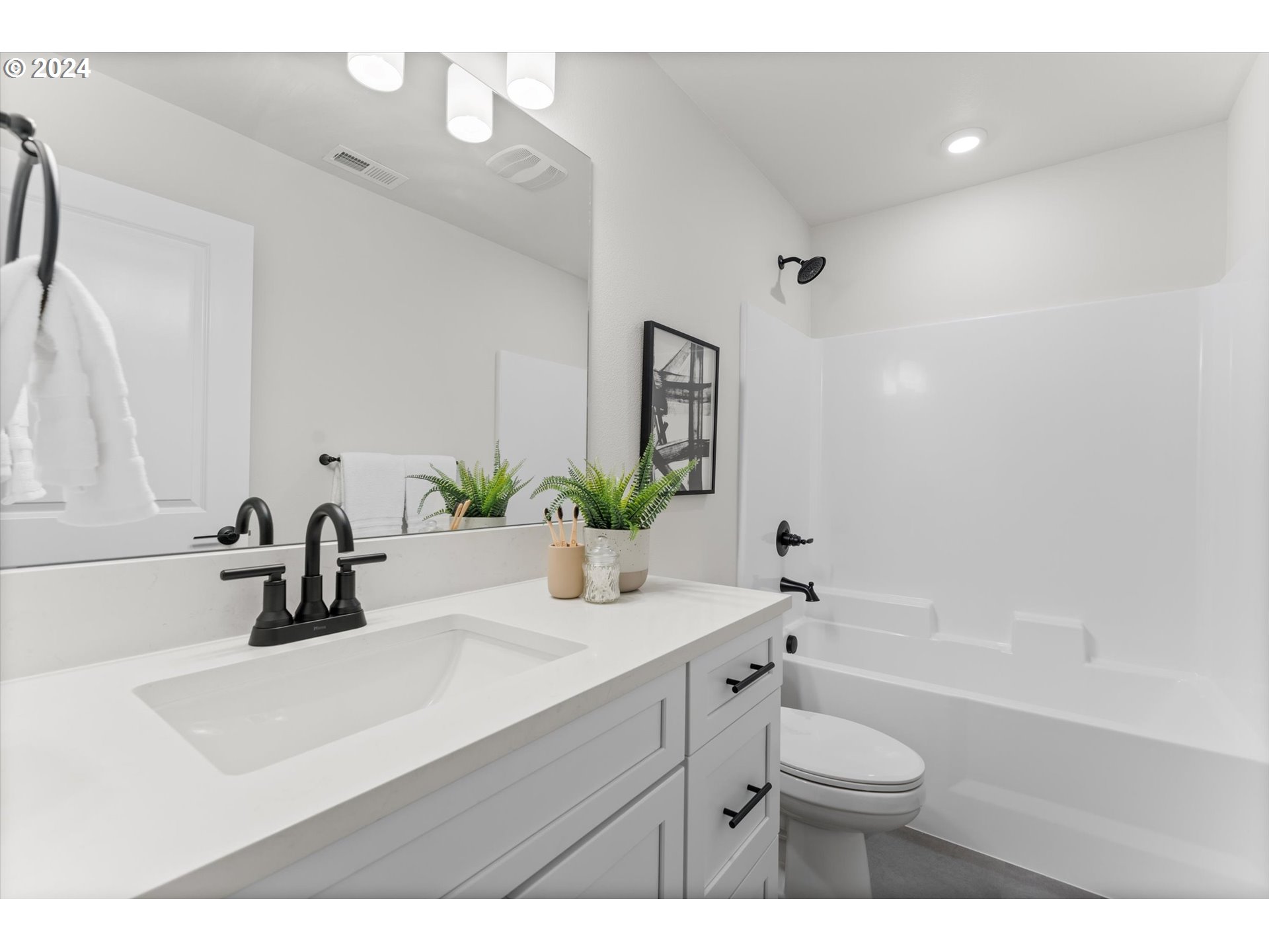 Photo #16: 242275281 Listing: Photo #16