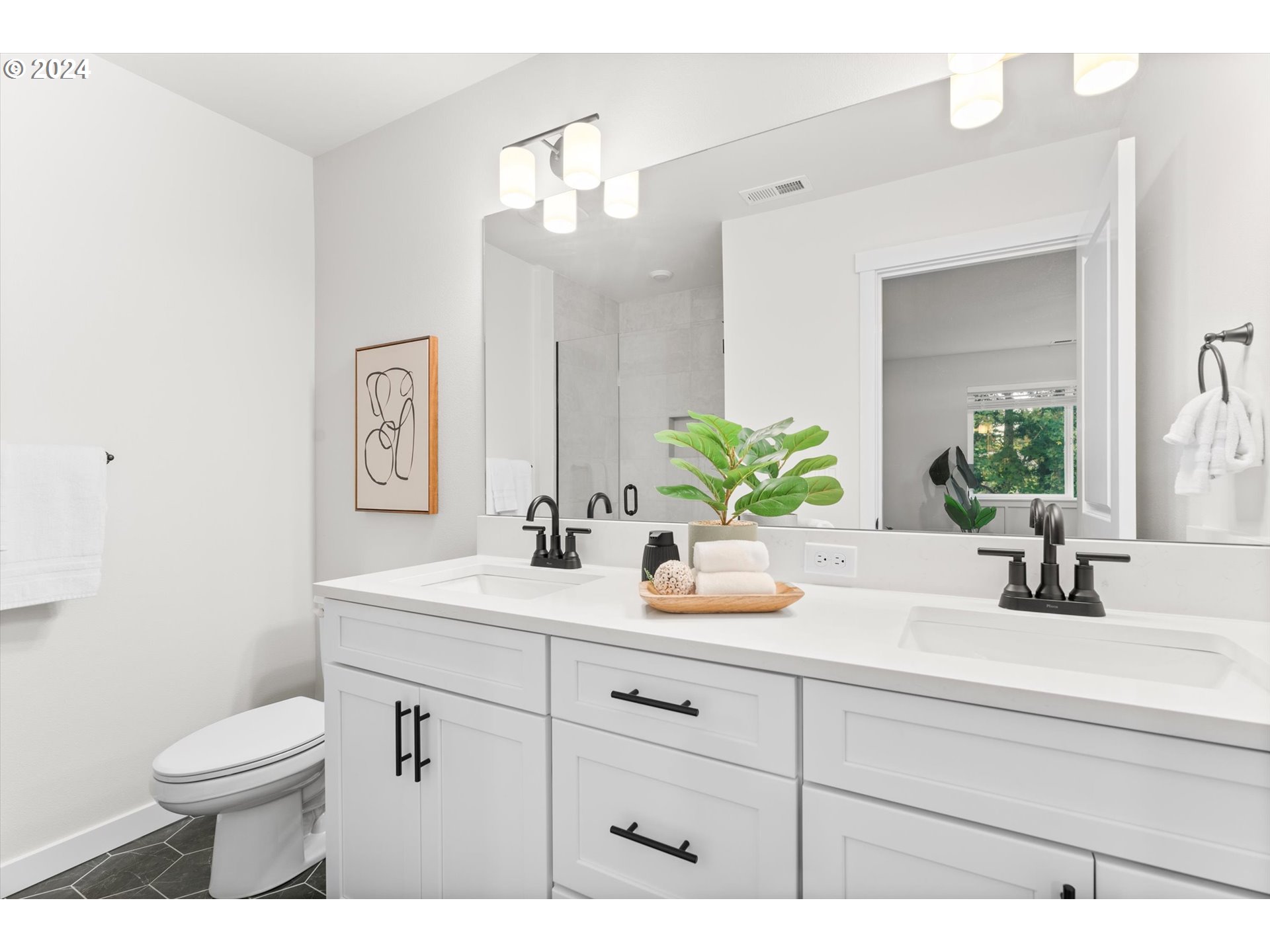 Photo #19: 242275281 Listing: Photo #19