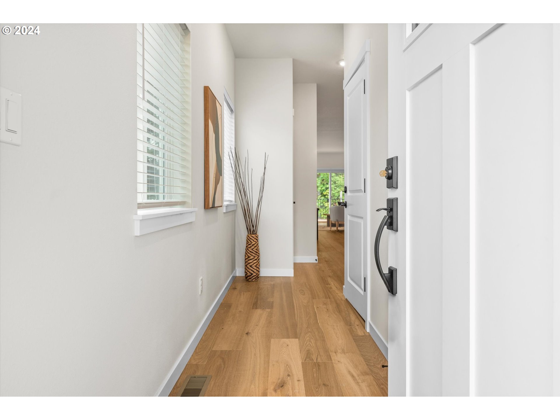 Photo #4: 242275281 Listing: Photo #4