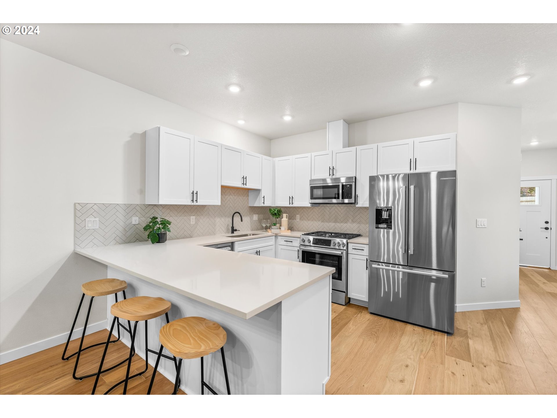 Photo #6: 242275281 Listing: Photo #6