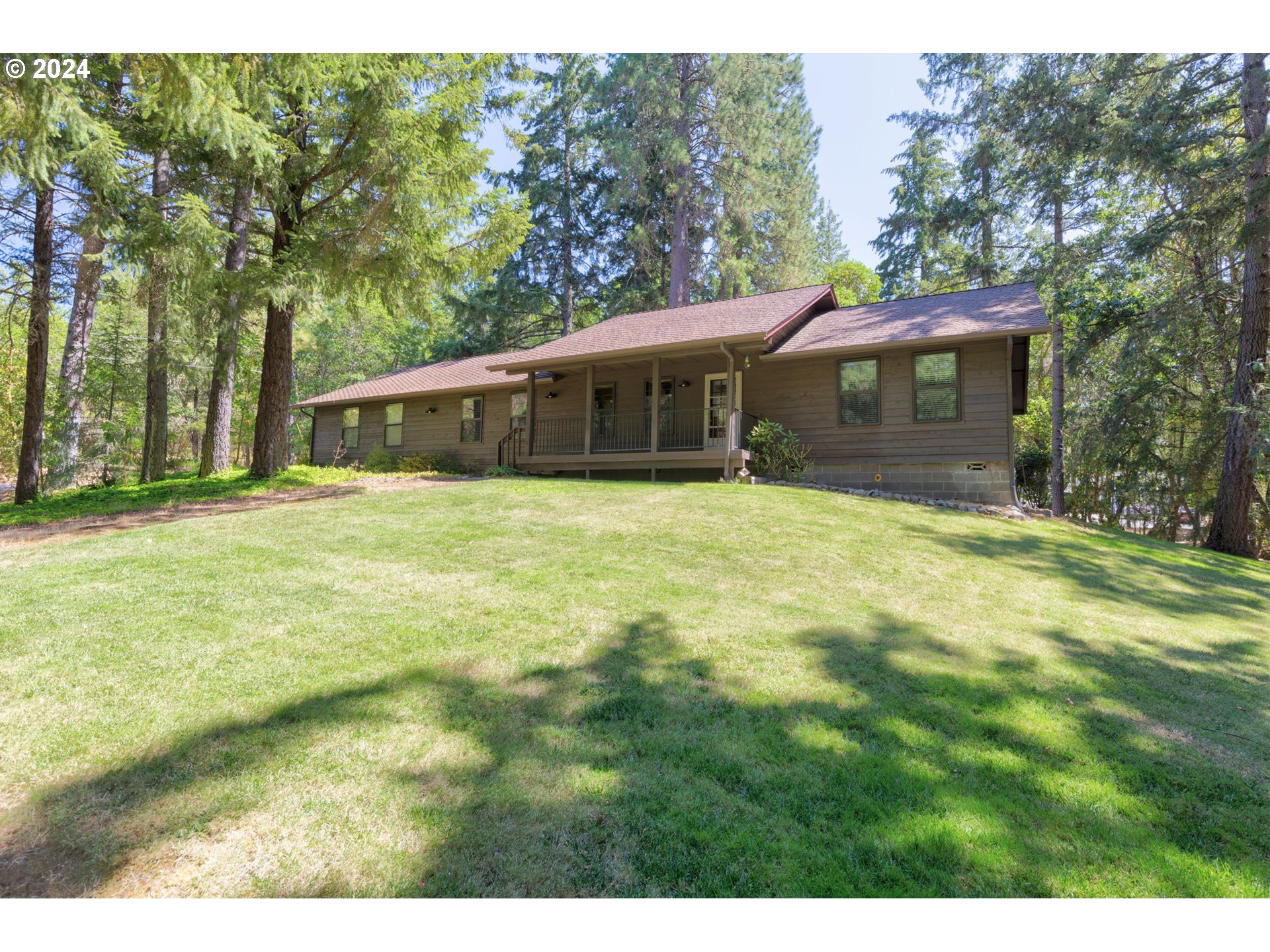 Photo of 521 JAYNES DR Grants Pass OR 97527