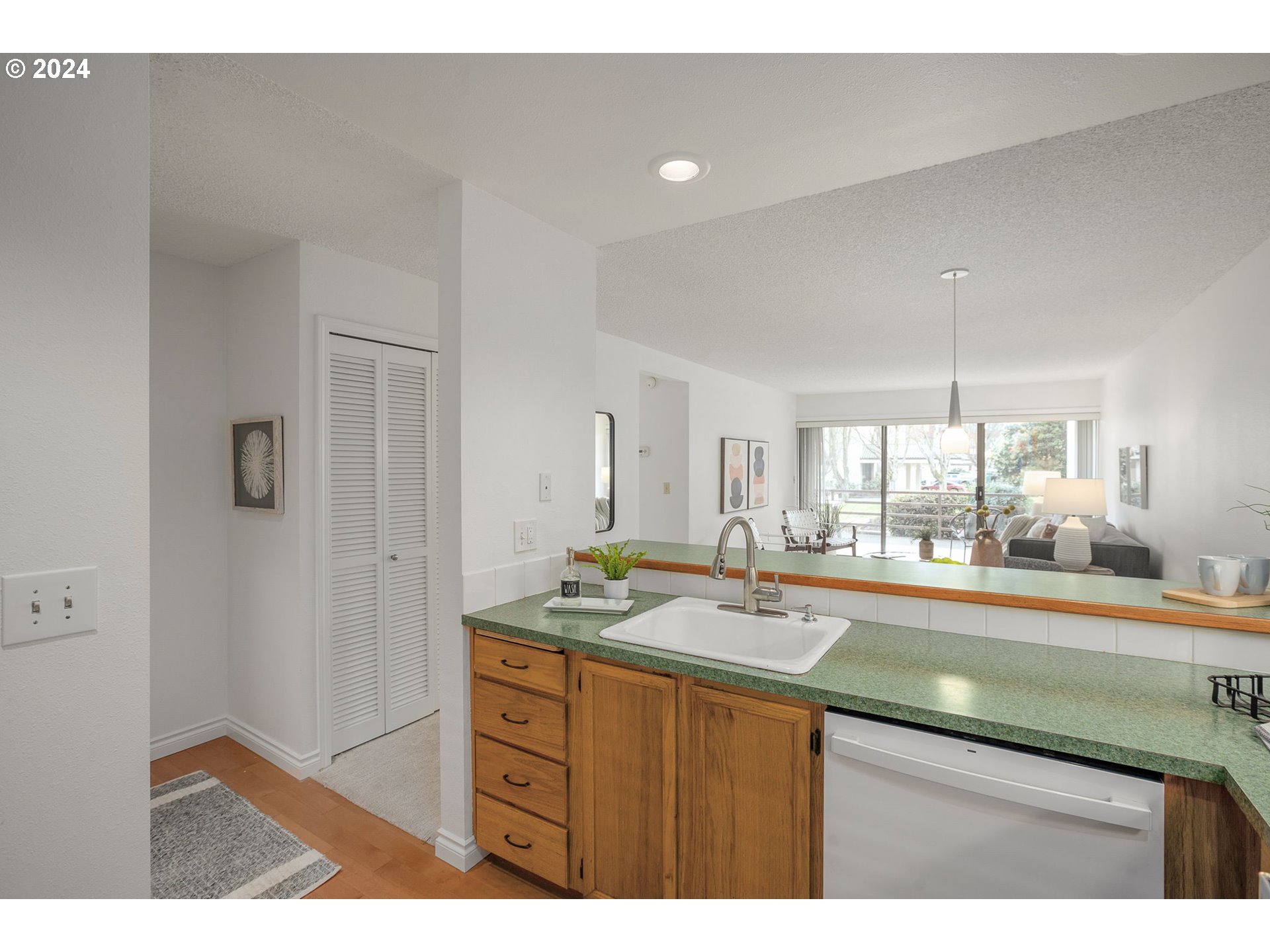 Photo #5: 24236252 Listing 
