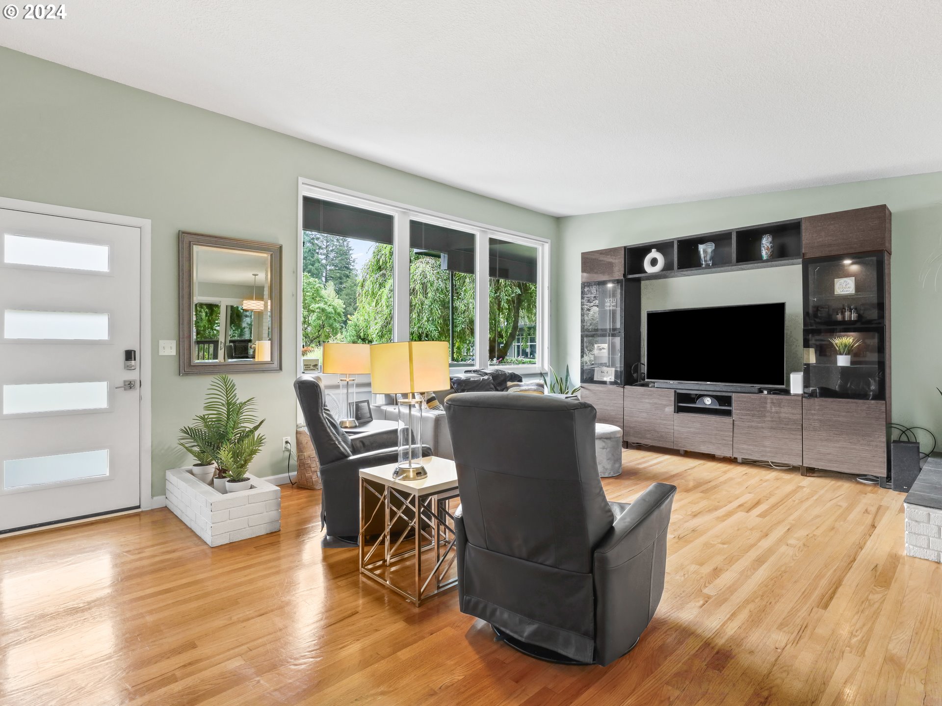 Photo #5: 24240006 Listing 