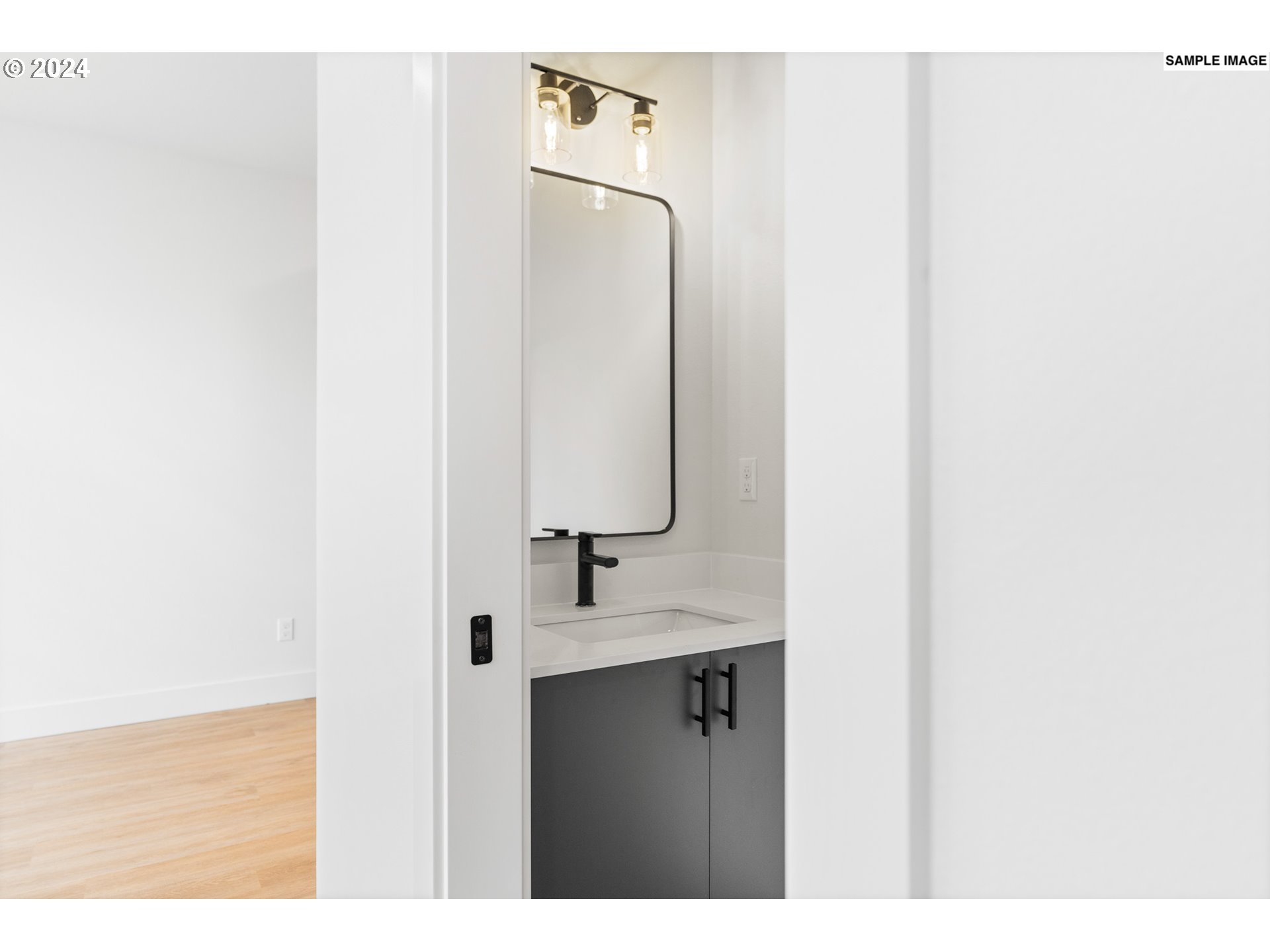 Photo #5: 24251025 Listing 