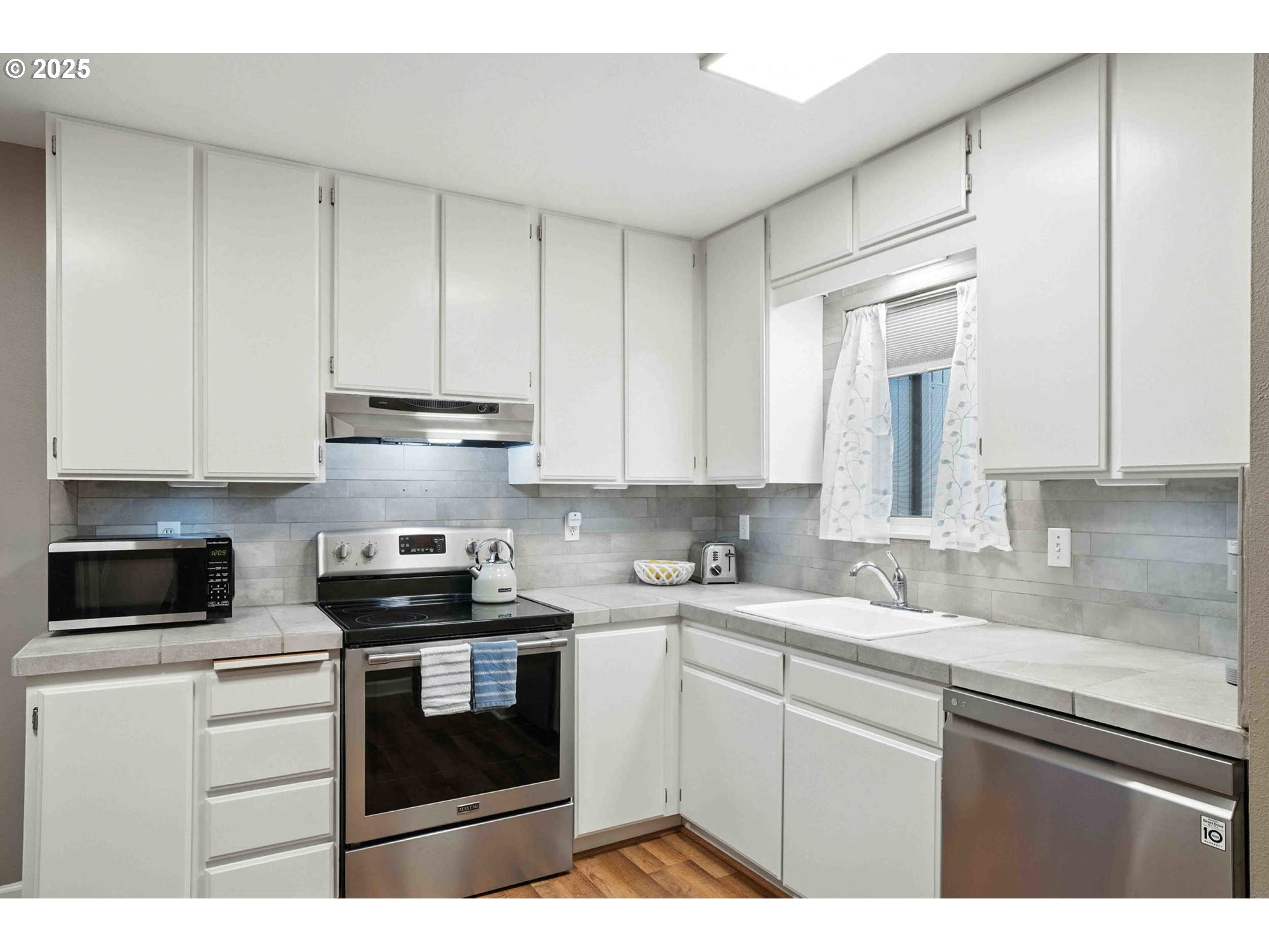 Photo #2: 242518978 Listing 