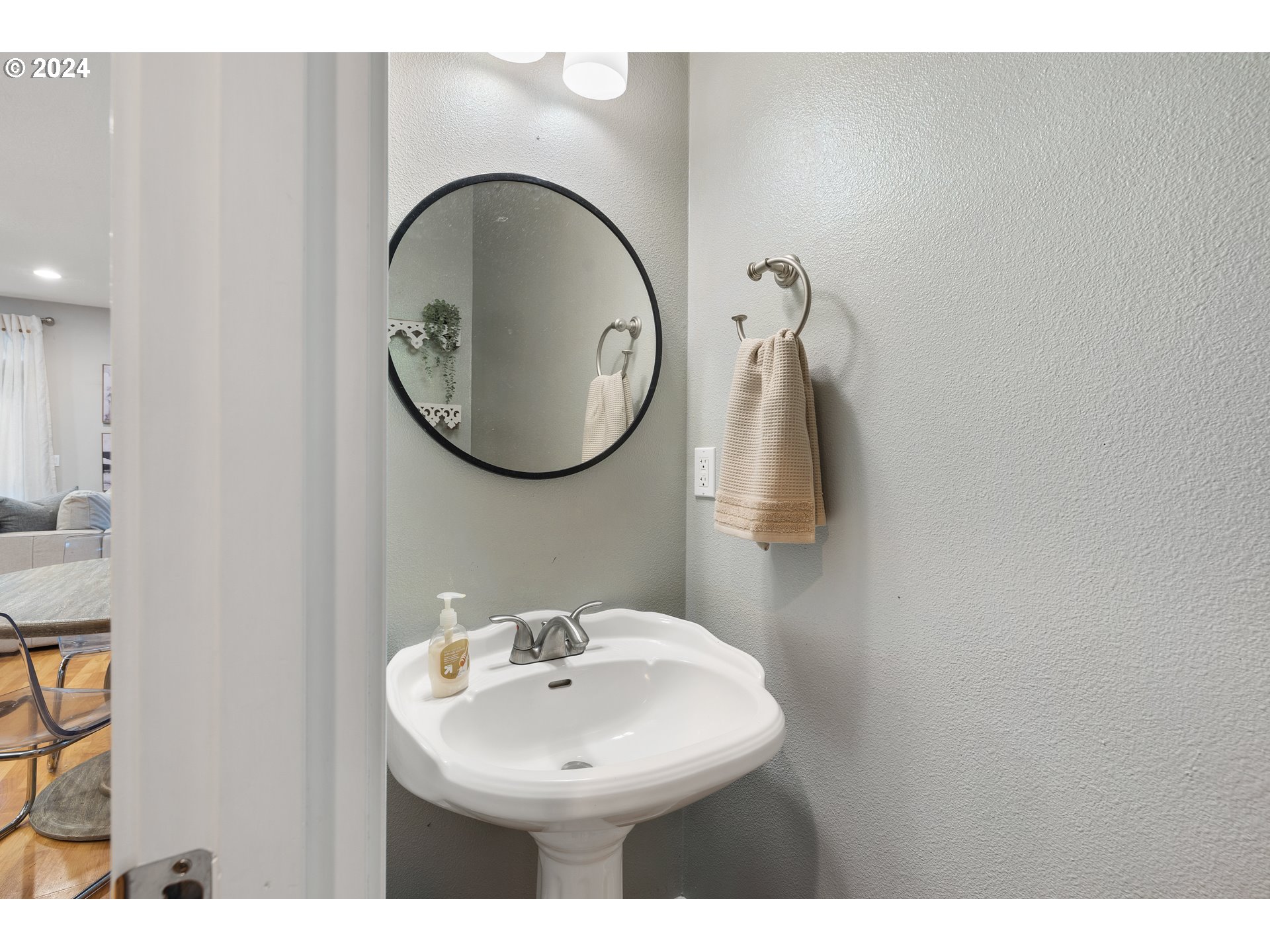 Photo #5: 24279322 Listing 