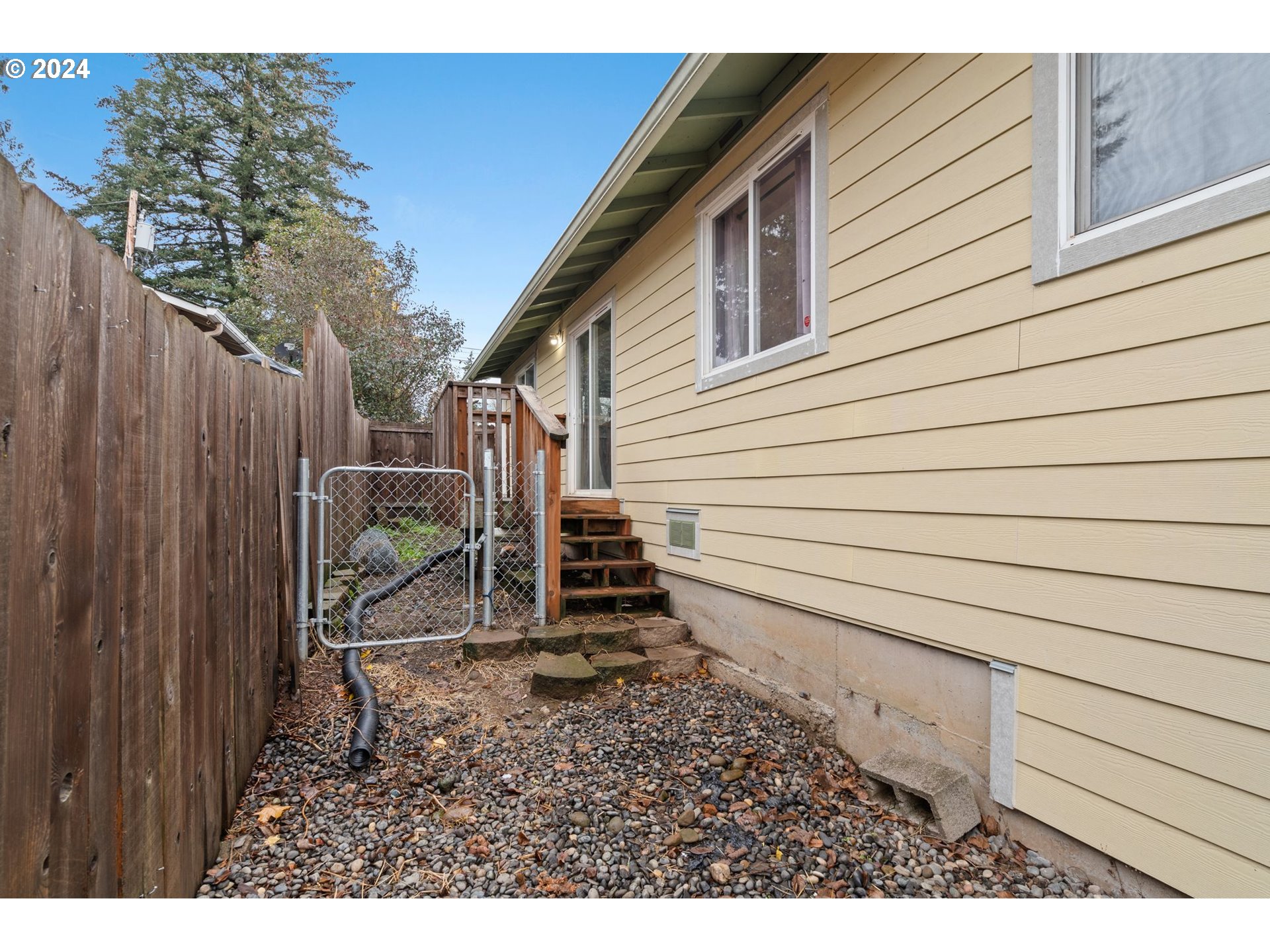 2280  F St, Washougal, WA 98671