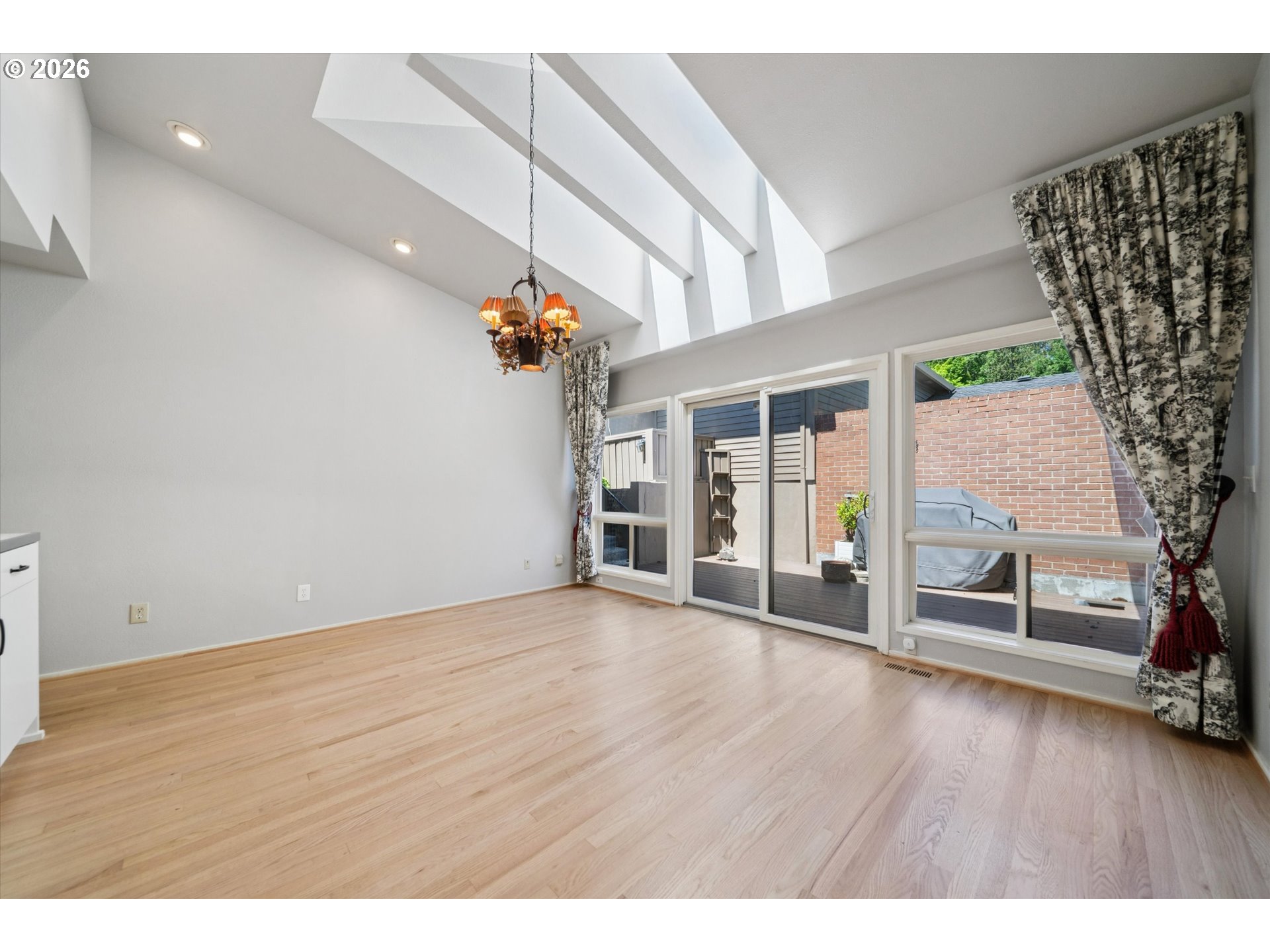 Photo #10: 242907065 Listing: Photo #10
