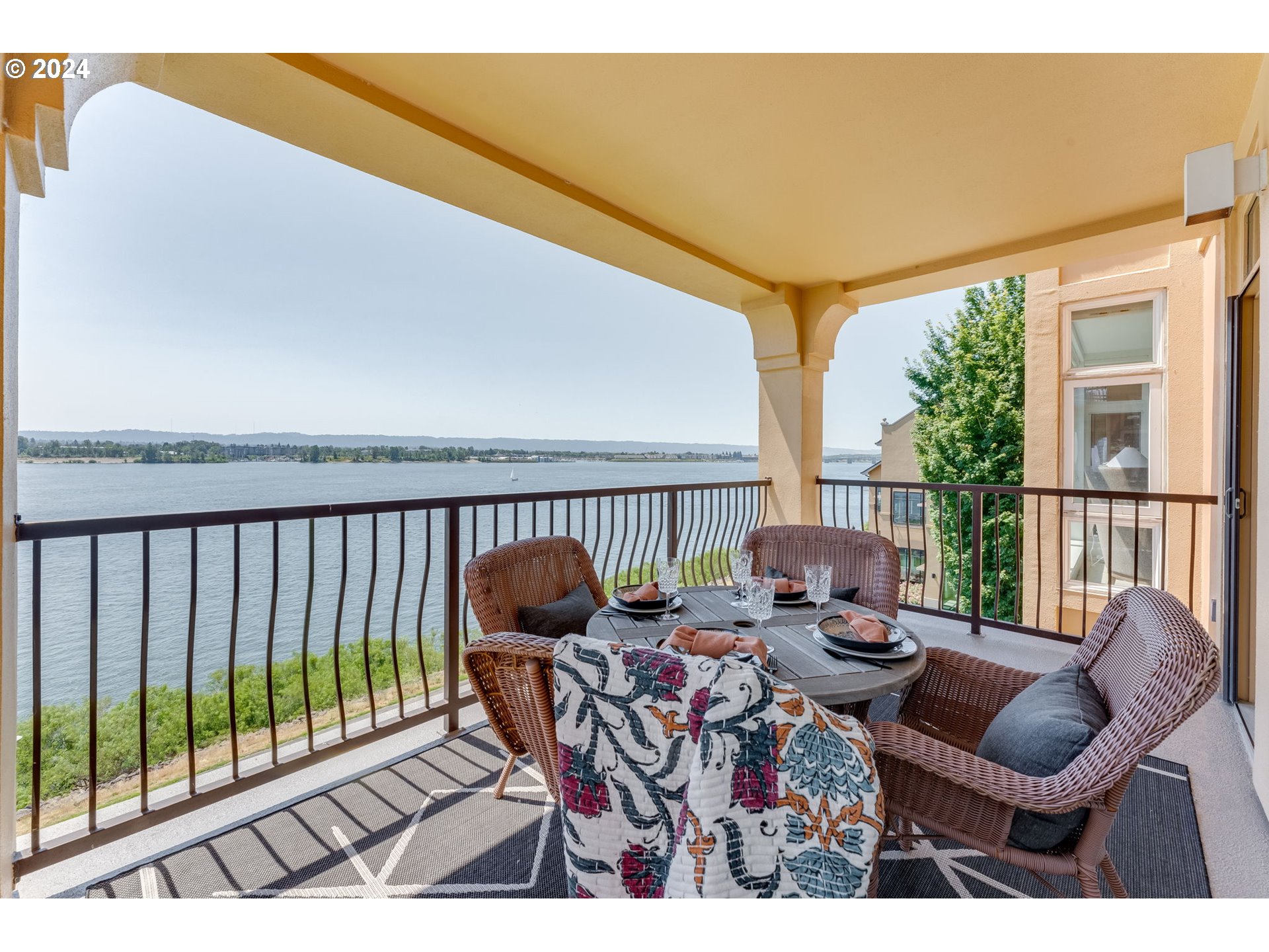 2015 SE Columbia River Dr #320, Vancouver, WA 98661