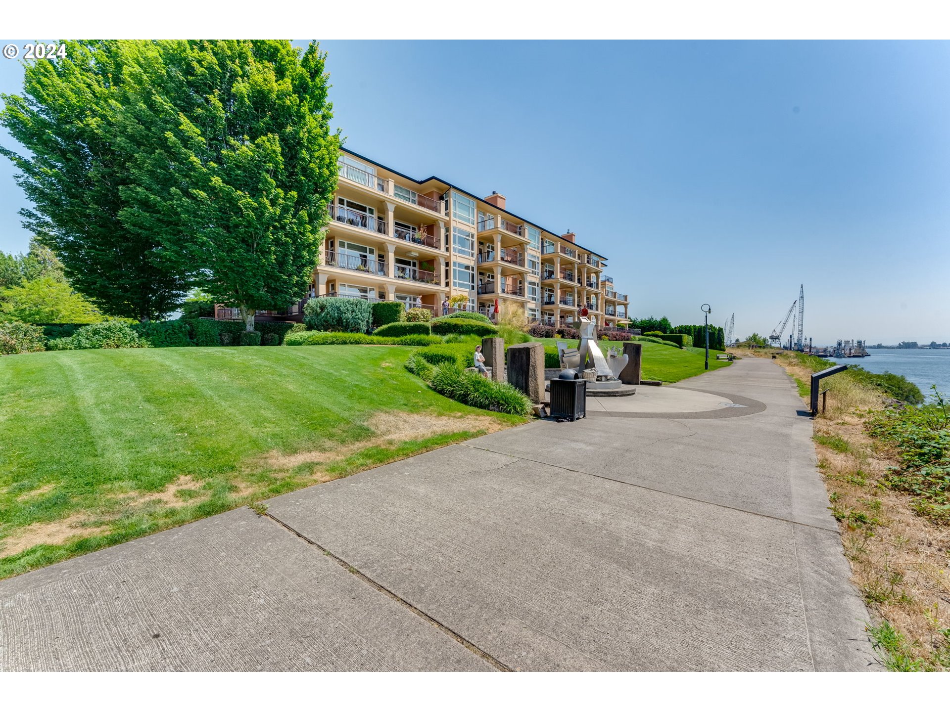 2015 SE Columbia River Dr #320, Vancouver, WA 98661