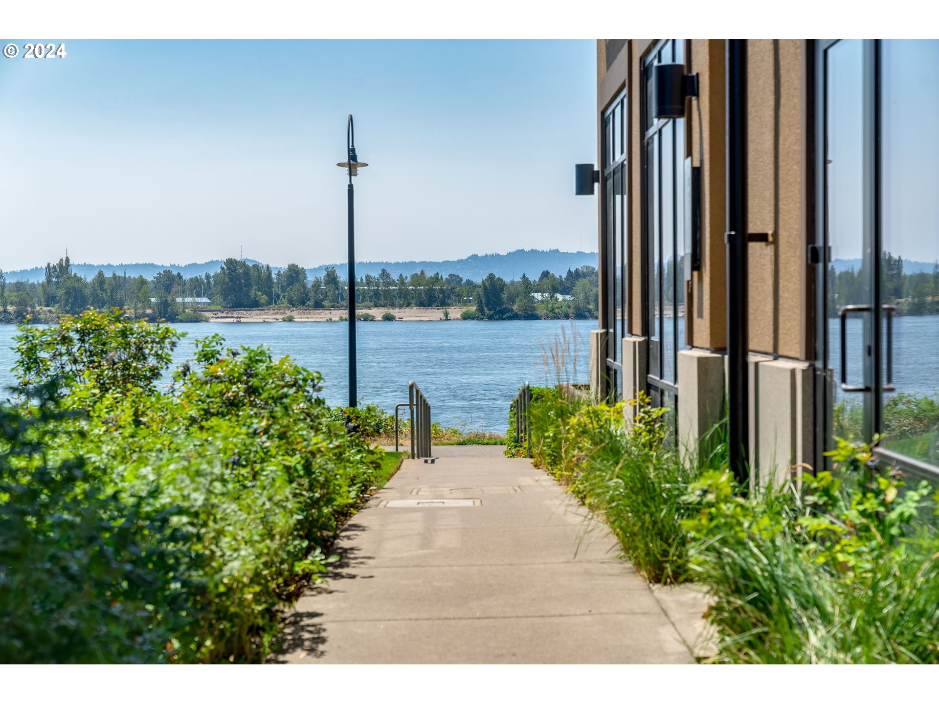 2015 SE Columbia River Dr #320, Vancouver, WA 98661