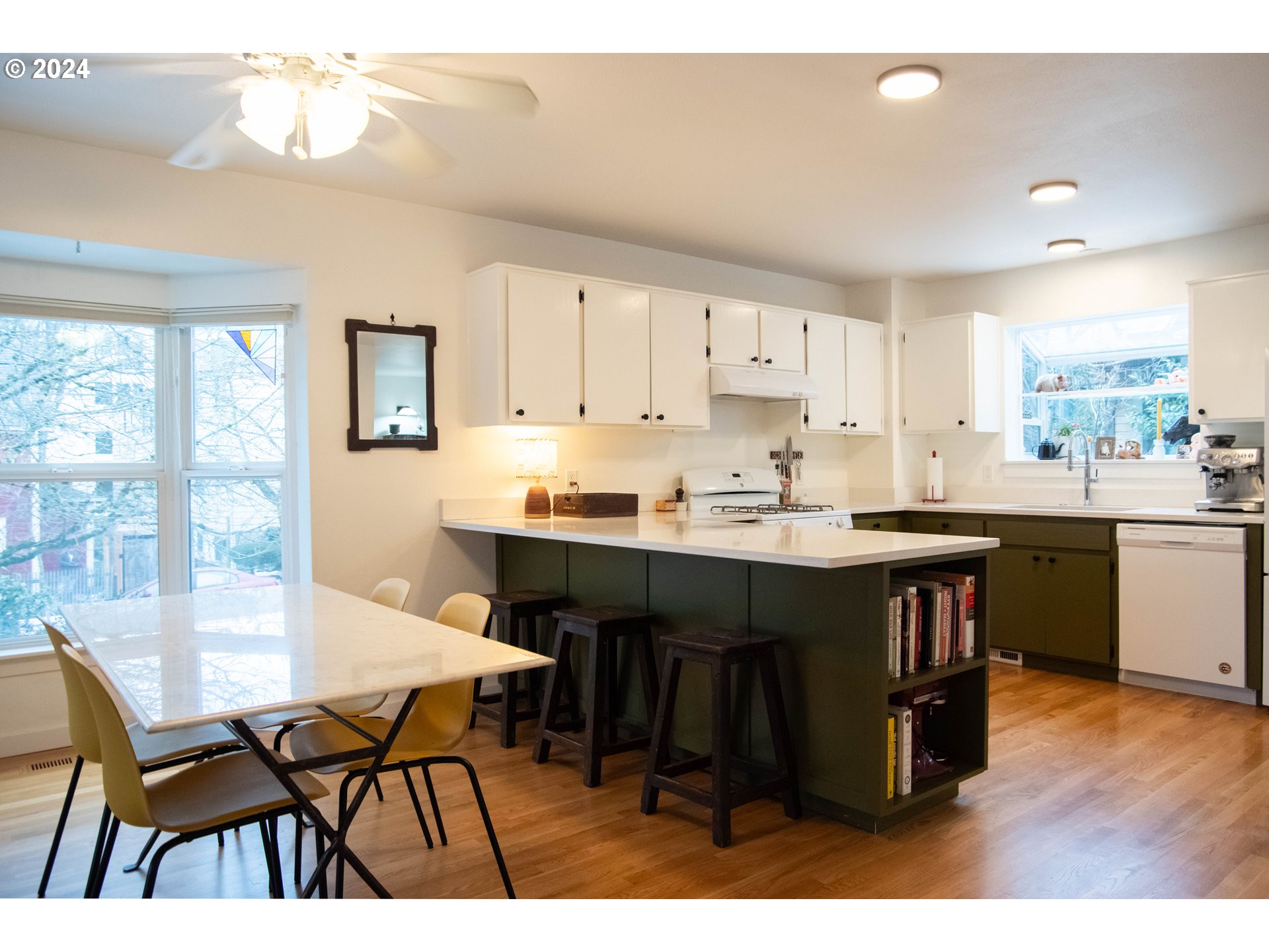 Photo #2: 24300332 Listing 