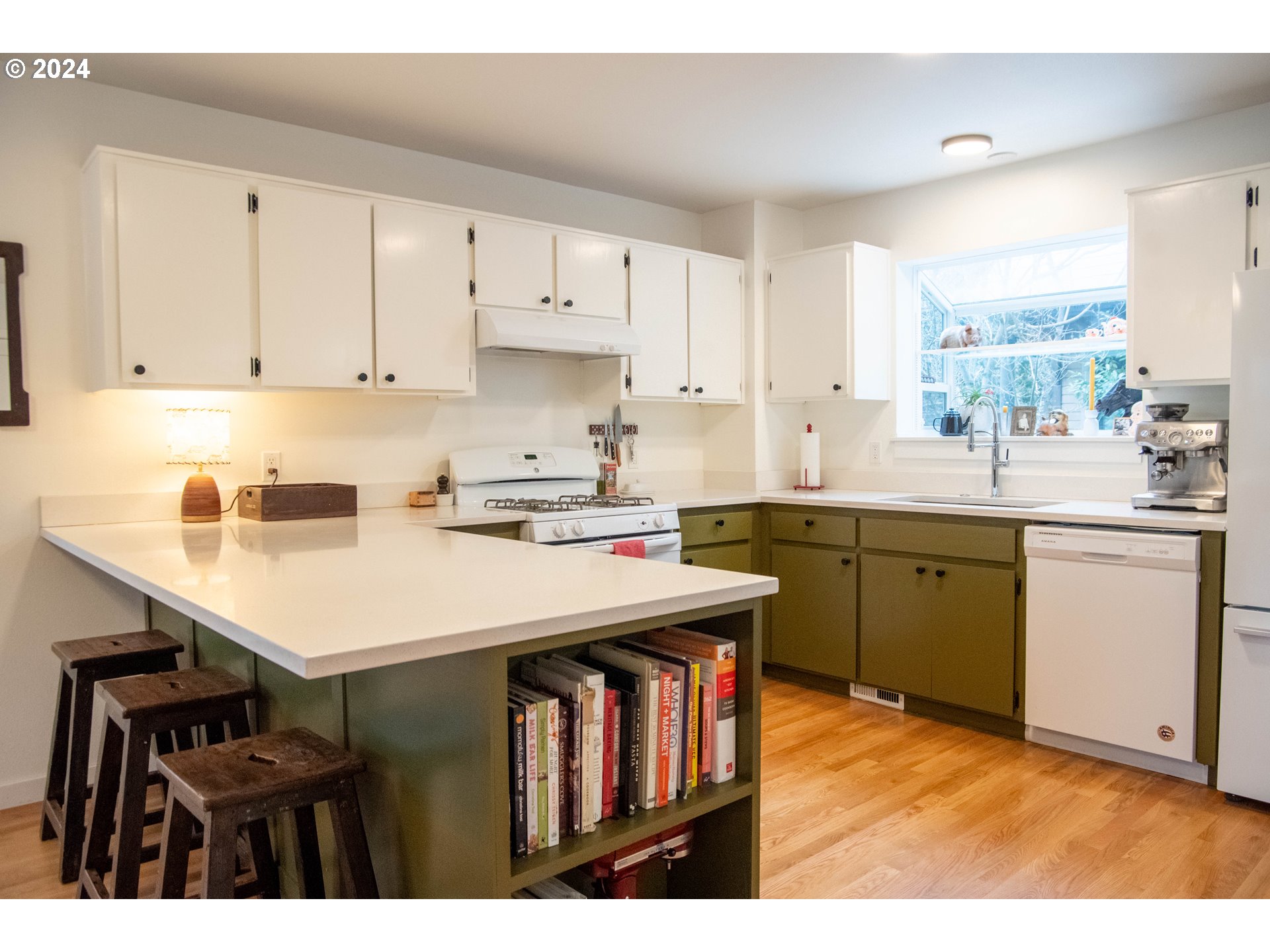 Photo #4: 24300332 Listing 
