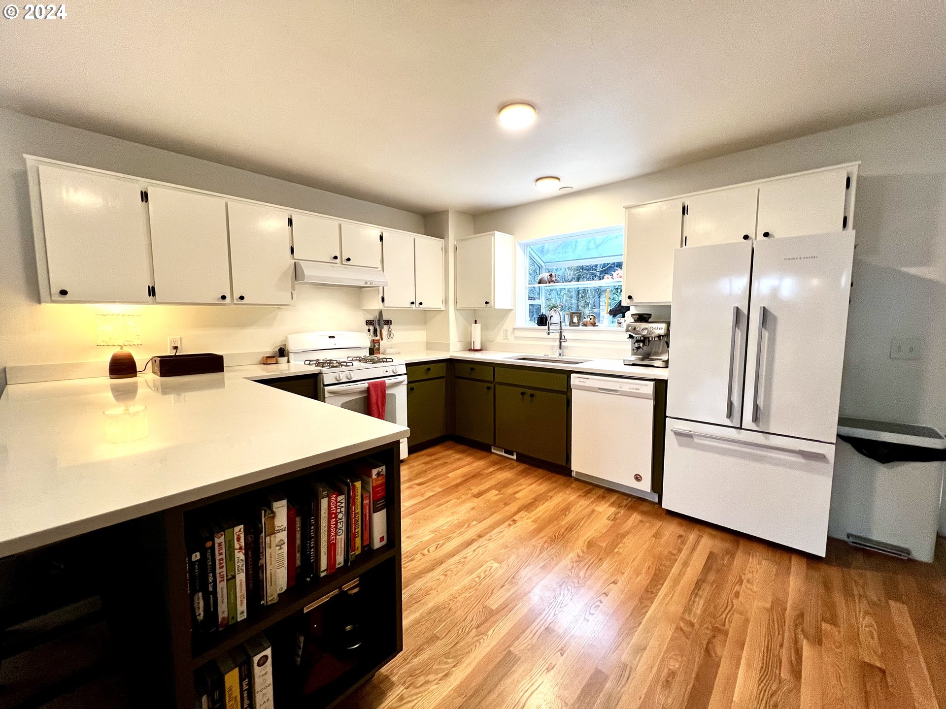 Photo #6: 24300332 Listing 