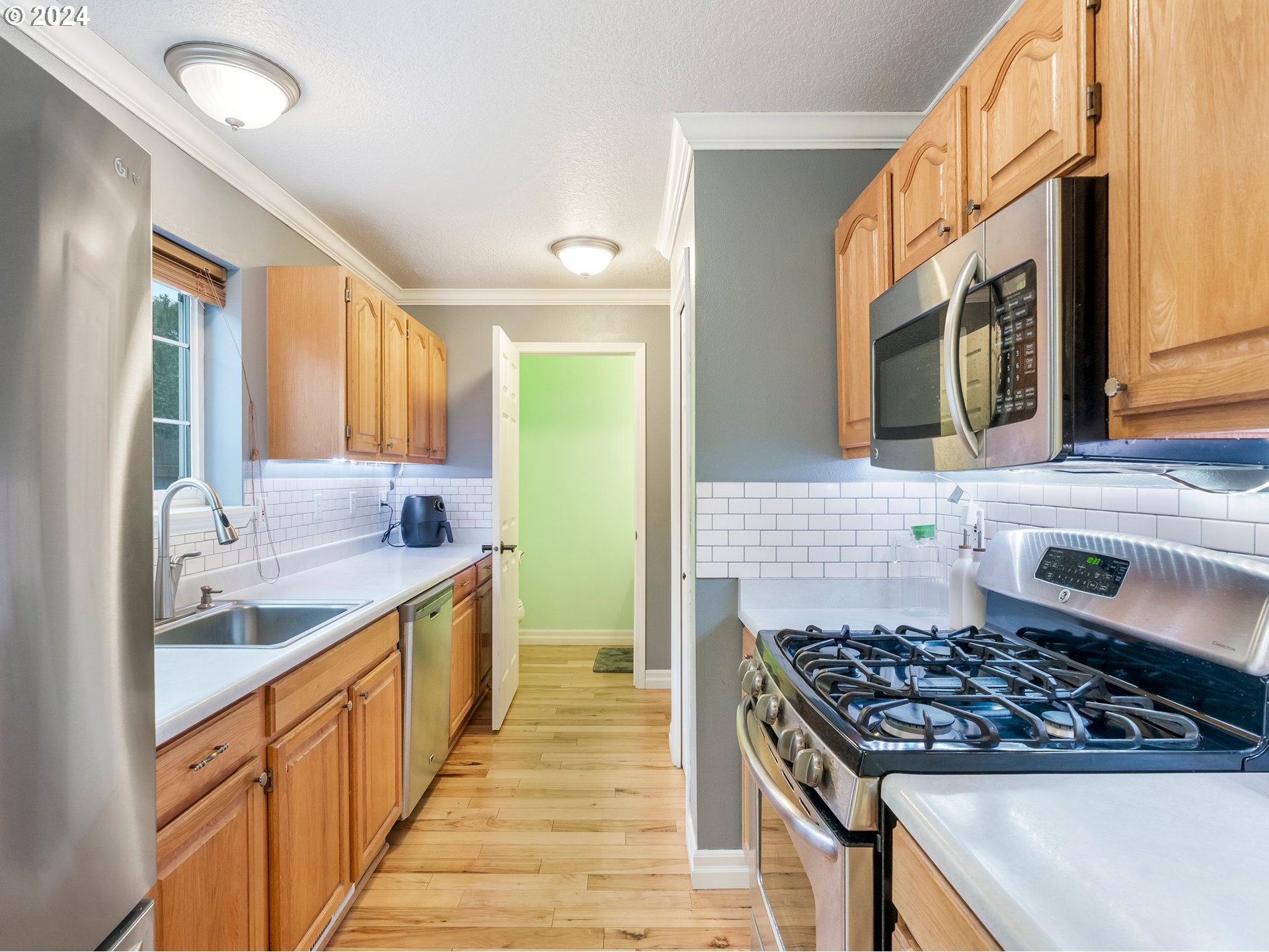 Photo #2: 24317900 Listing 