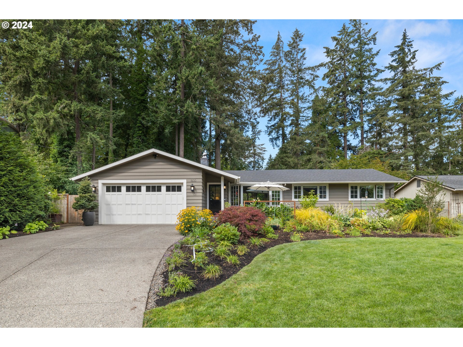 Photo of 1830 CLOVERLEAF RD Lake Oswego OR 97034