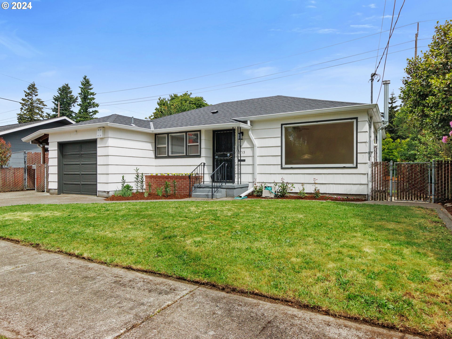 Photo of 3715 ROSELAWN ST Portland OR 97211