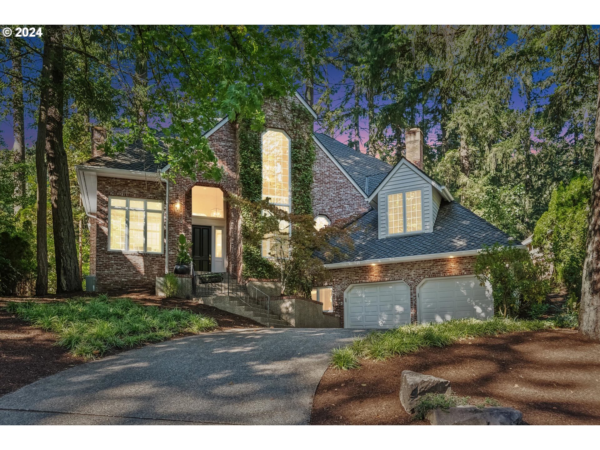 Photo of 15459 VILLAGE DR Lake Oswego OR 97034