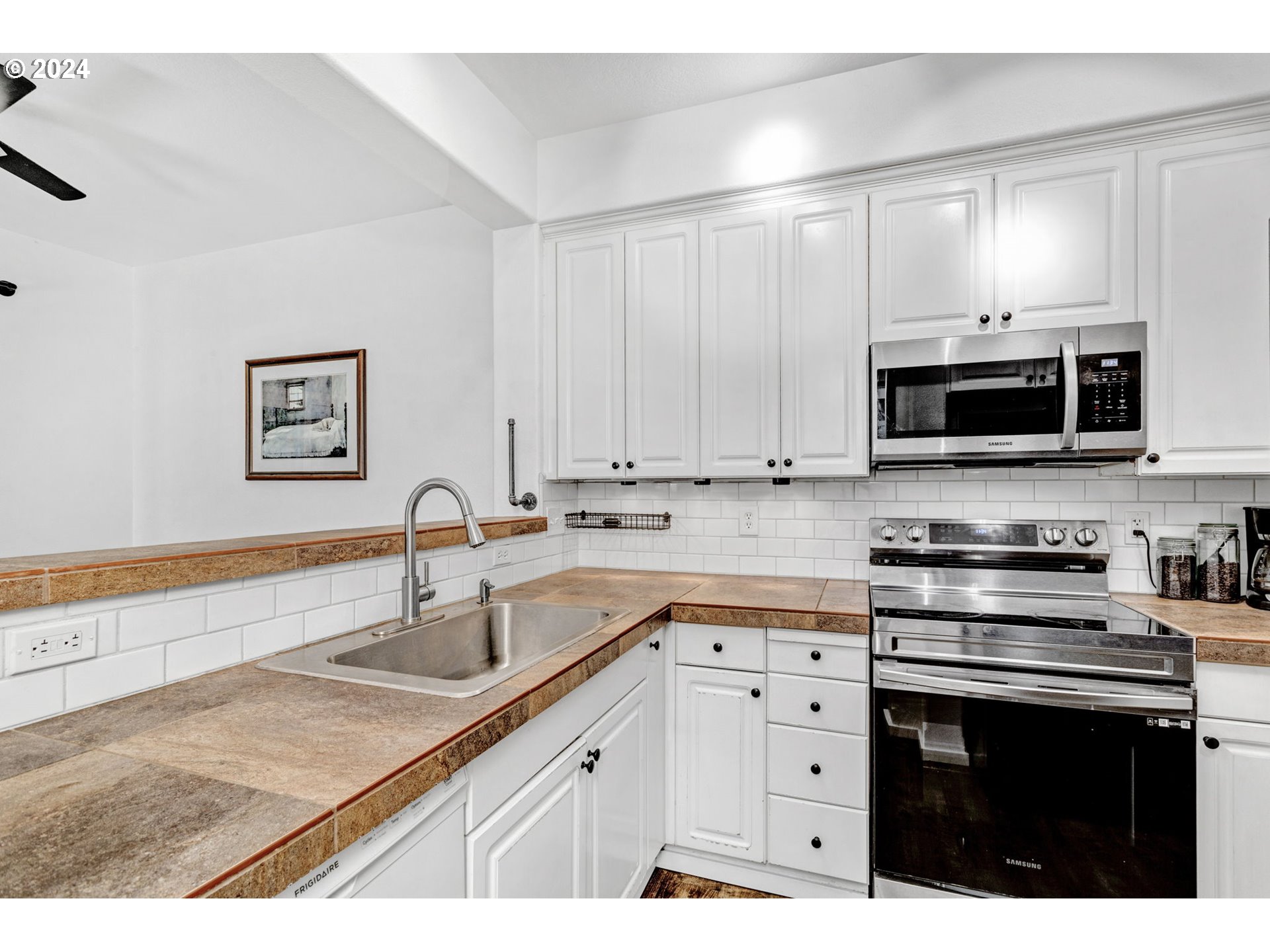 Photo #2: 24366324 Listing 