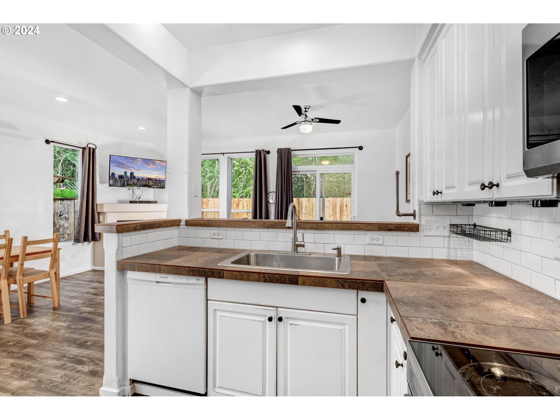 Photo #3: 24366324 Listing 