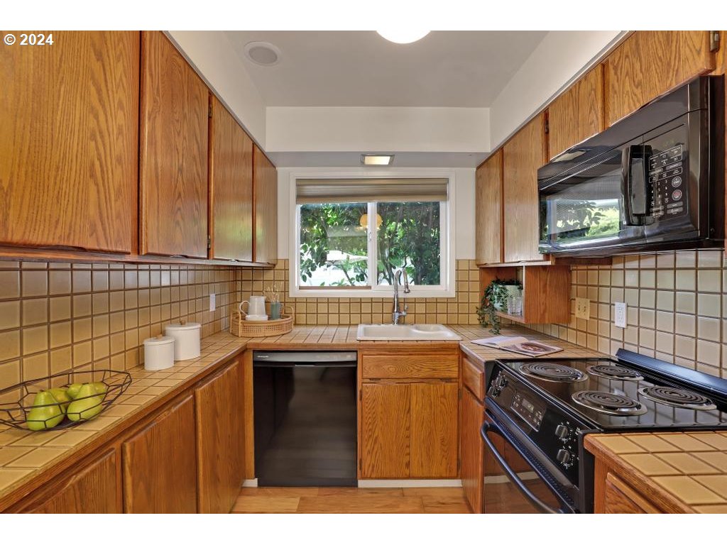Photo #2: 24372112 Listing 