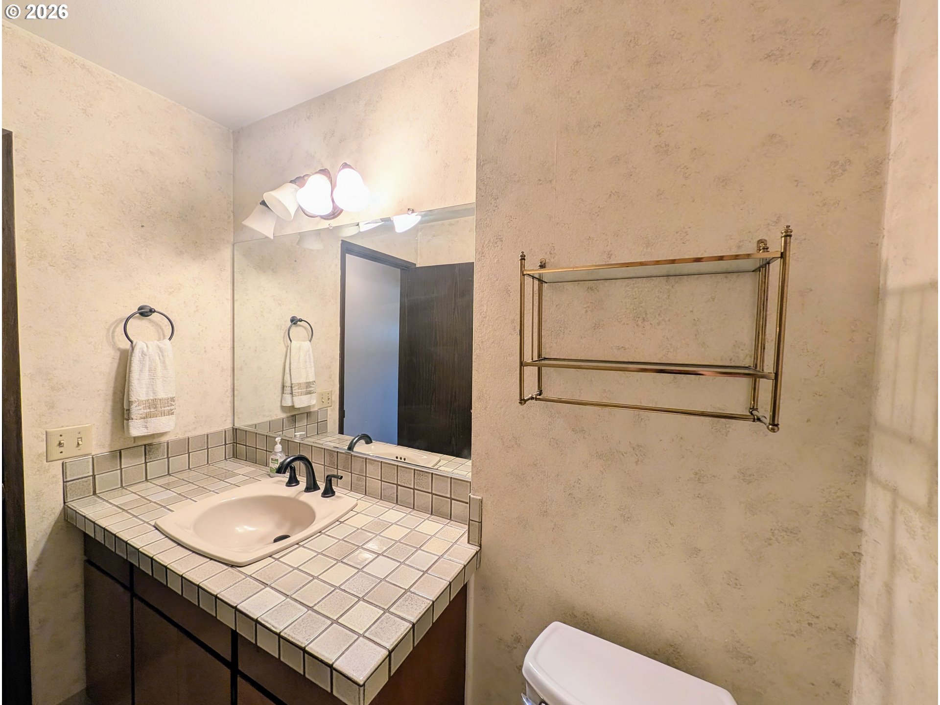 Photo #16: 243887319 Listing: Photo #16