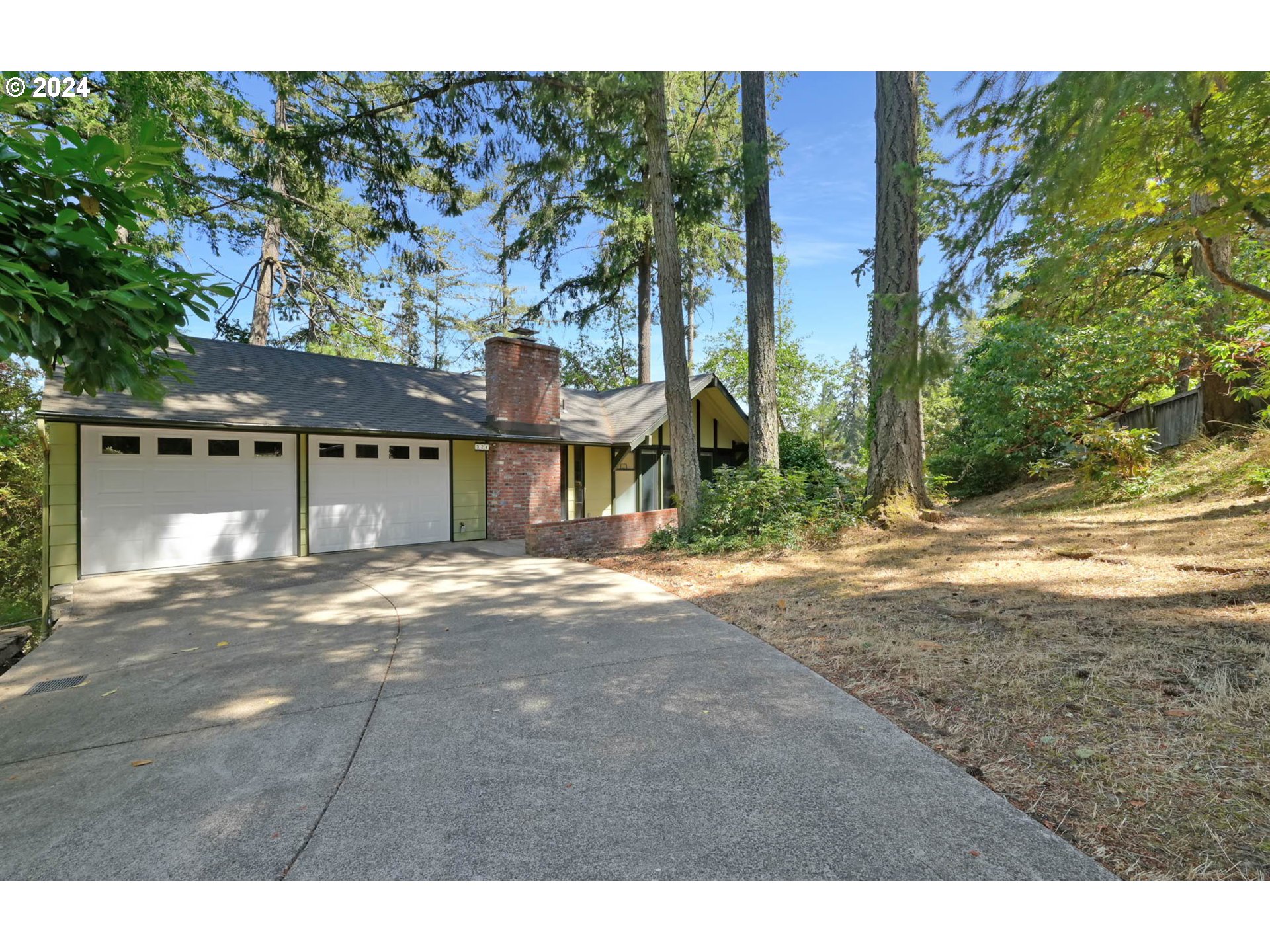 Photo of 324 BROOKSIDE DR Eugene OR 97405