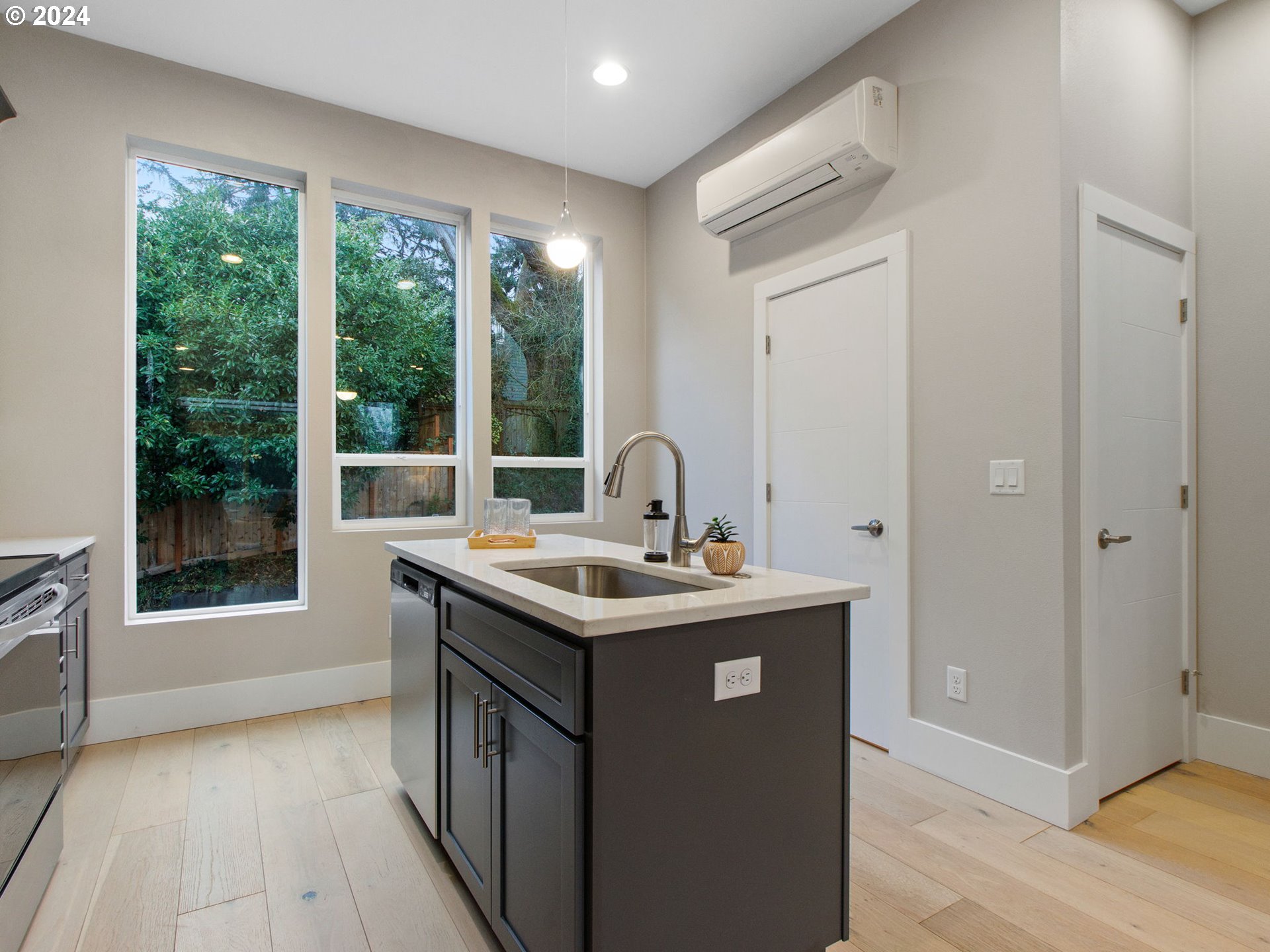 Photo #5: 24407137 Listing 
