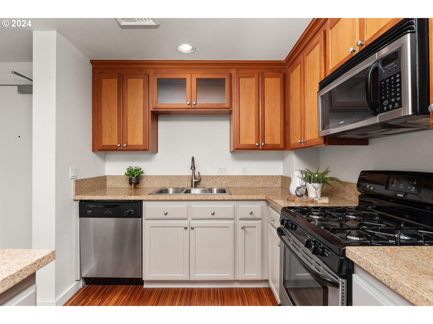 Photo #5: 24408661 Listing 