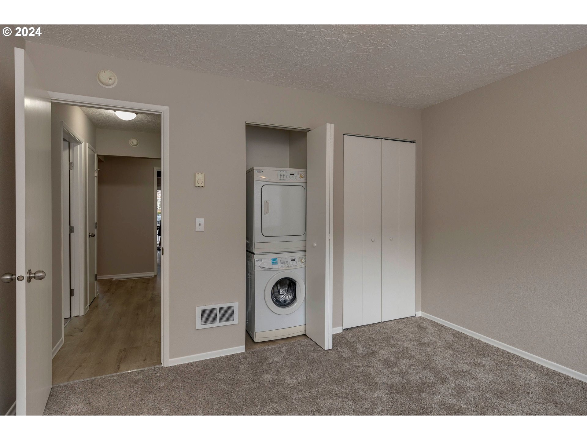Photo #2: 24423319 Listing 